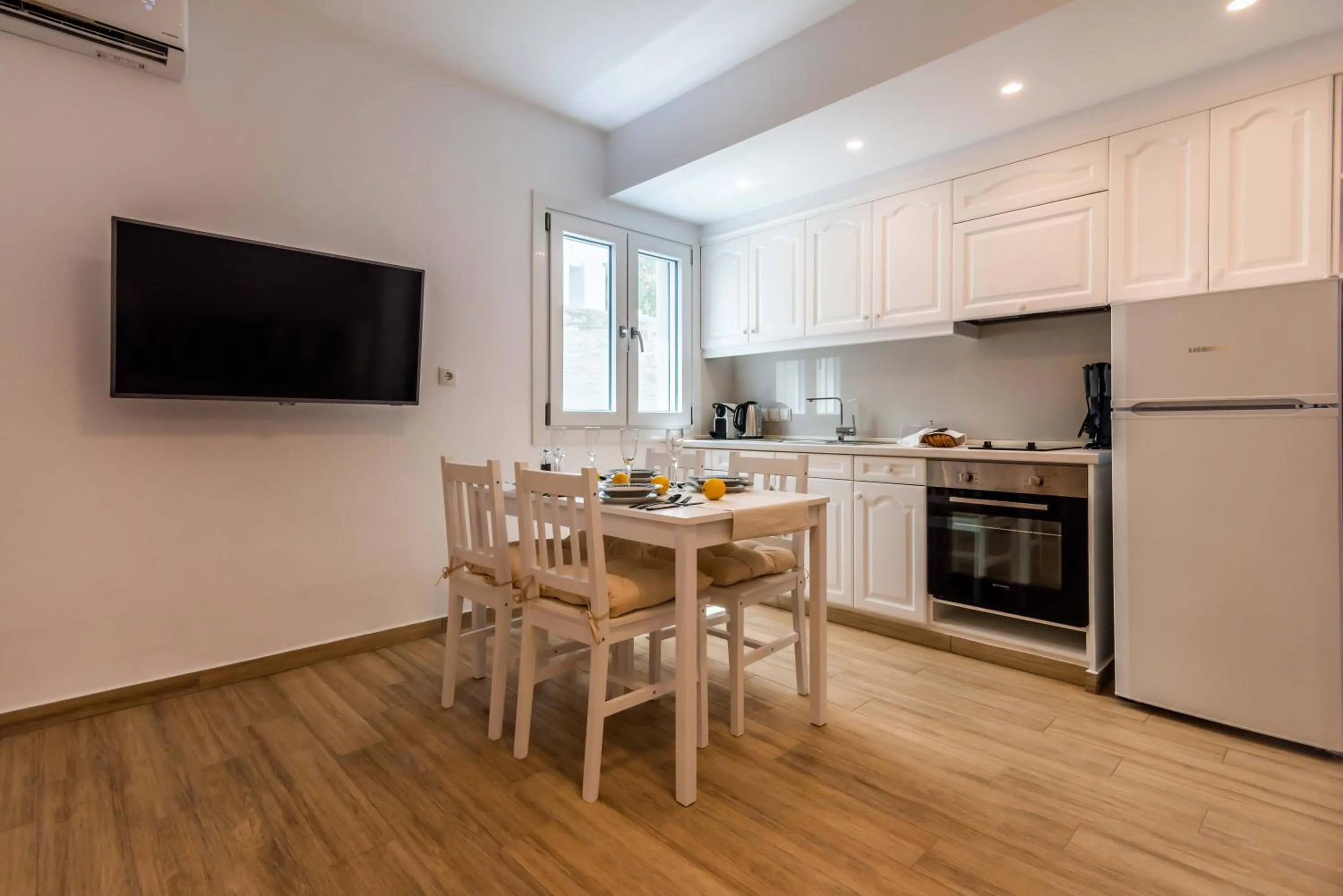 Kitchen or kitchenette in White Rock Milos Suites