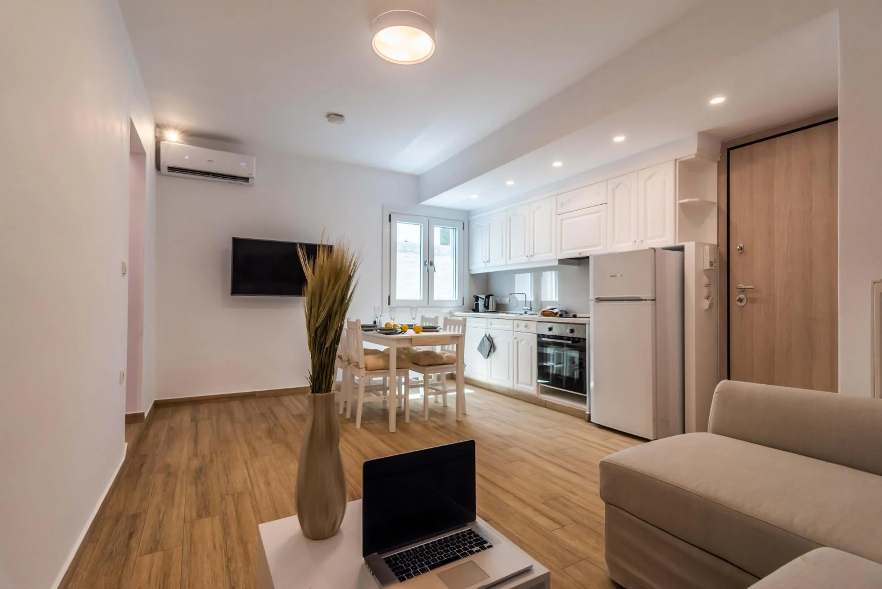 TV and multimedia in White Rock Milos Suites