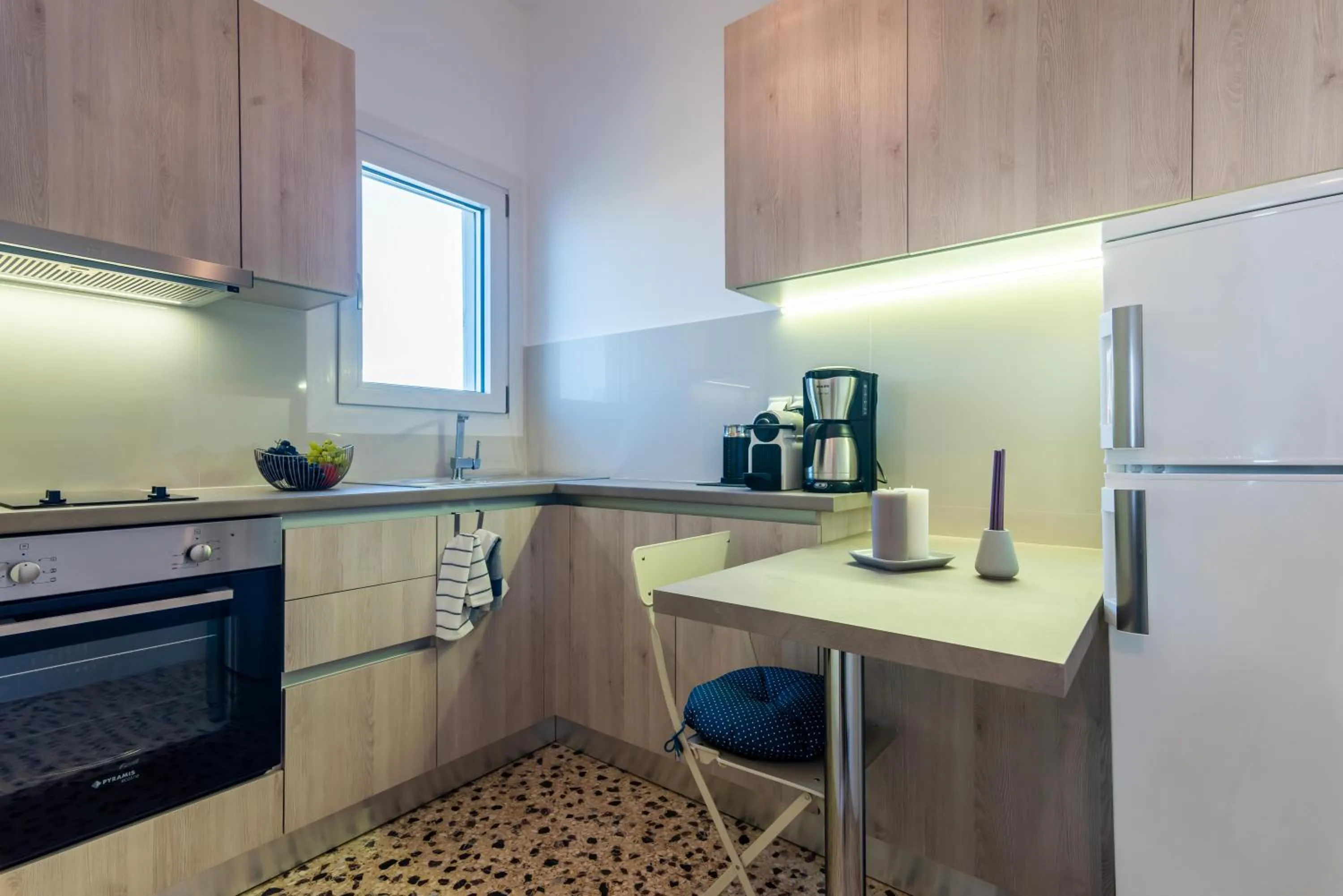 Coffee/tea facilities in White Rock Milos Suites