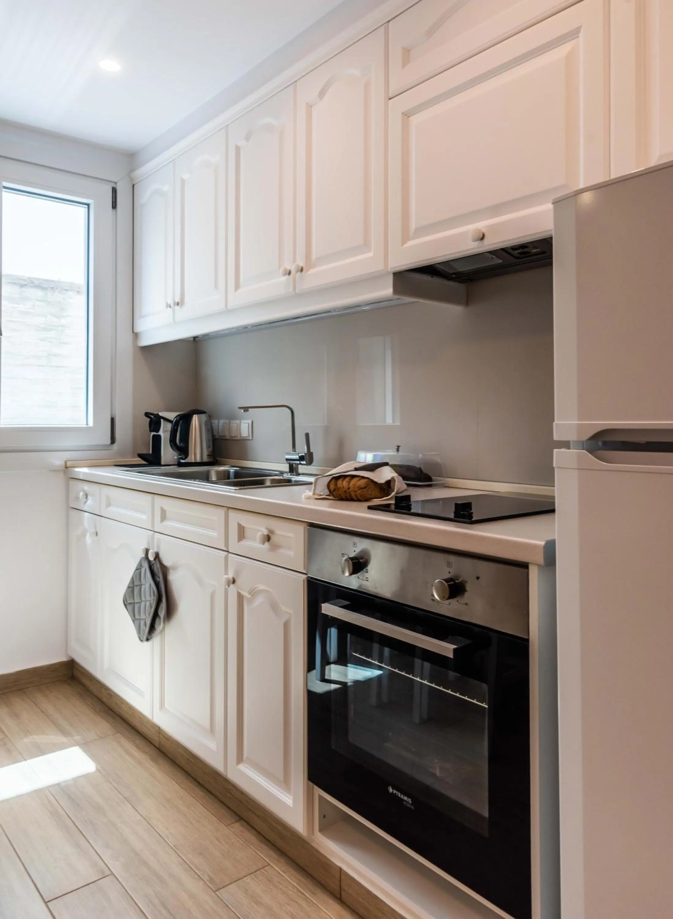 Kitchen or kitchenette in White Rock Milos Suites