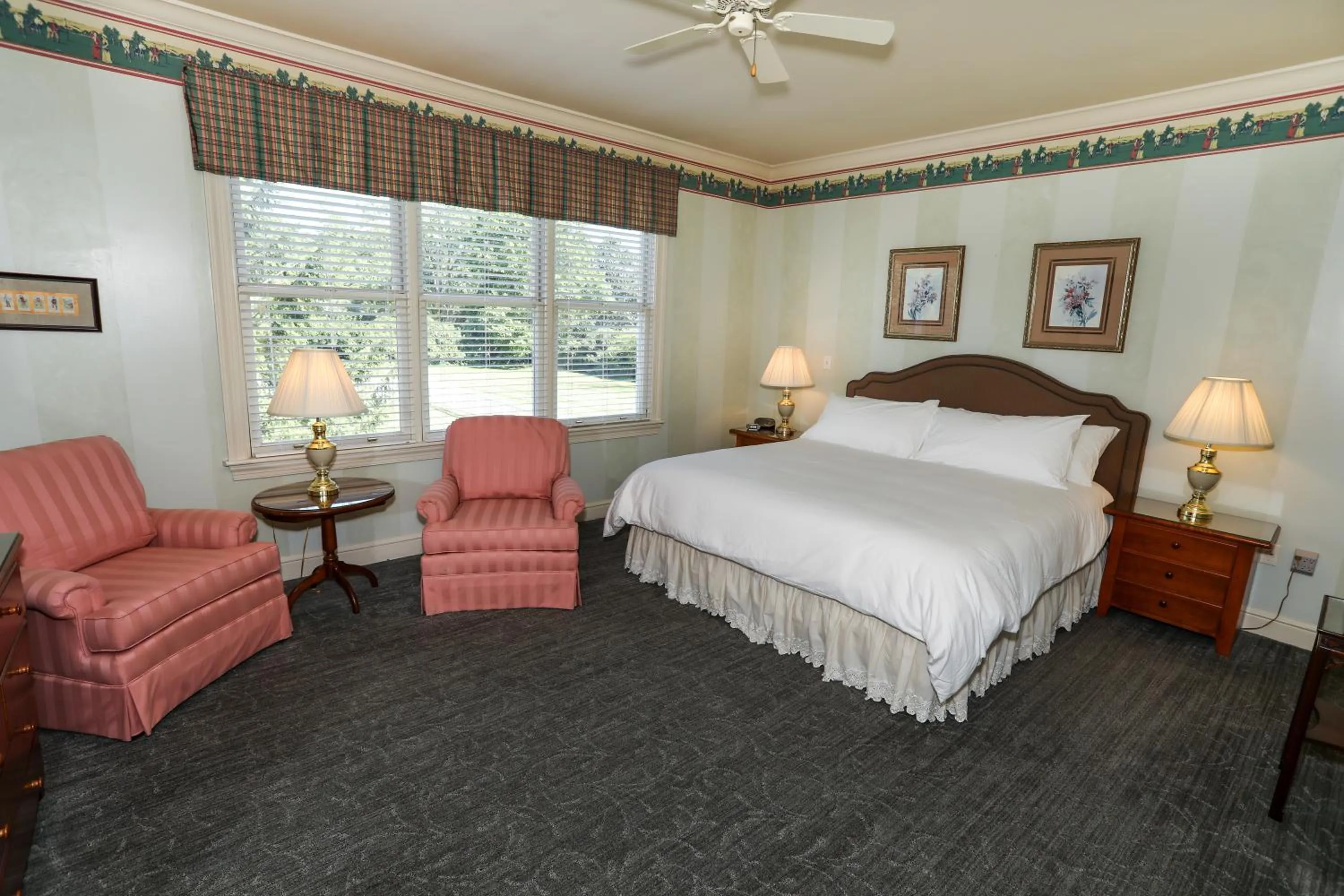 Bed in Oakmont Inn