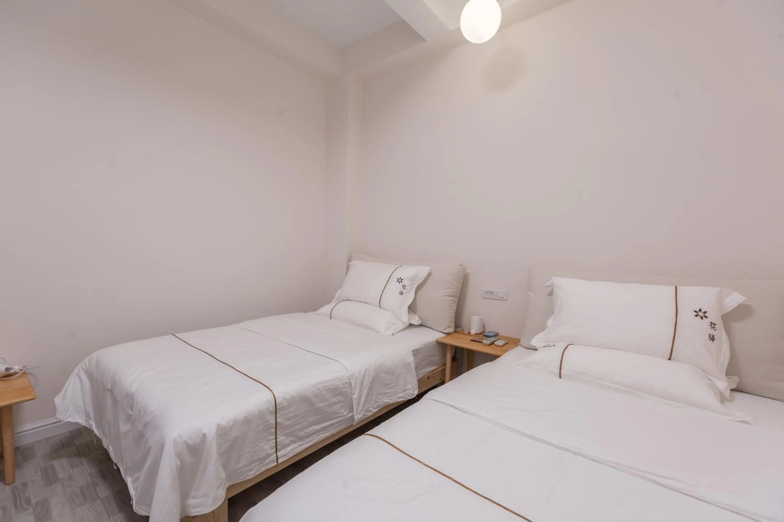 Bed in Guilin Flowers Inn