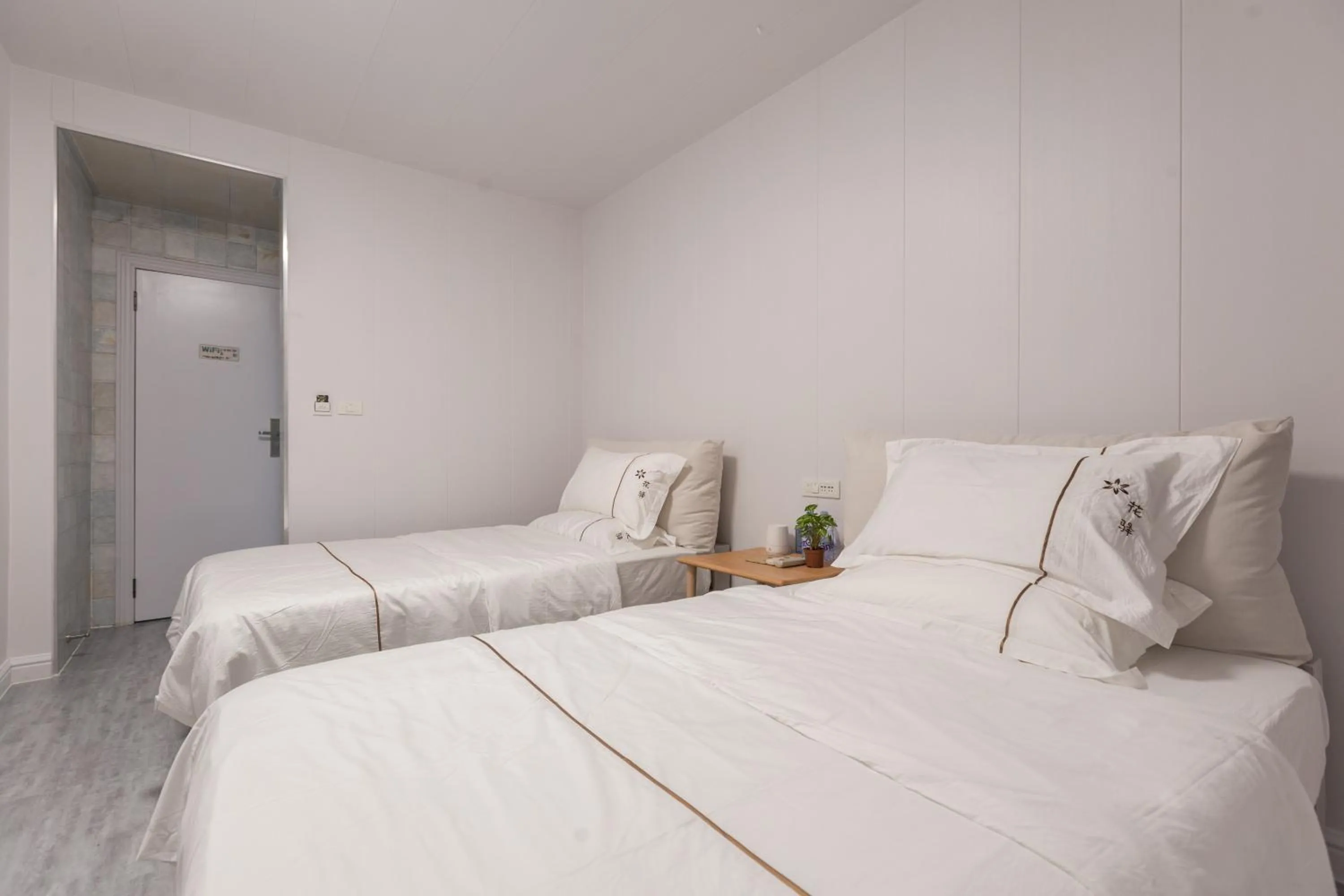 Bed in Guilin Flowers Inn