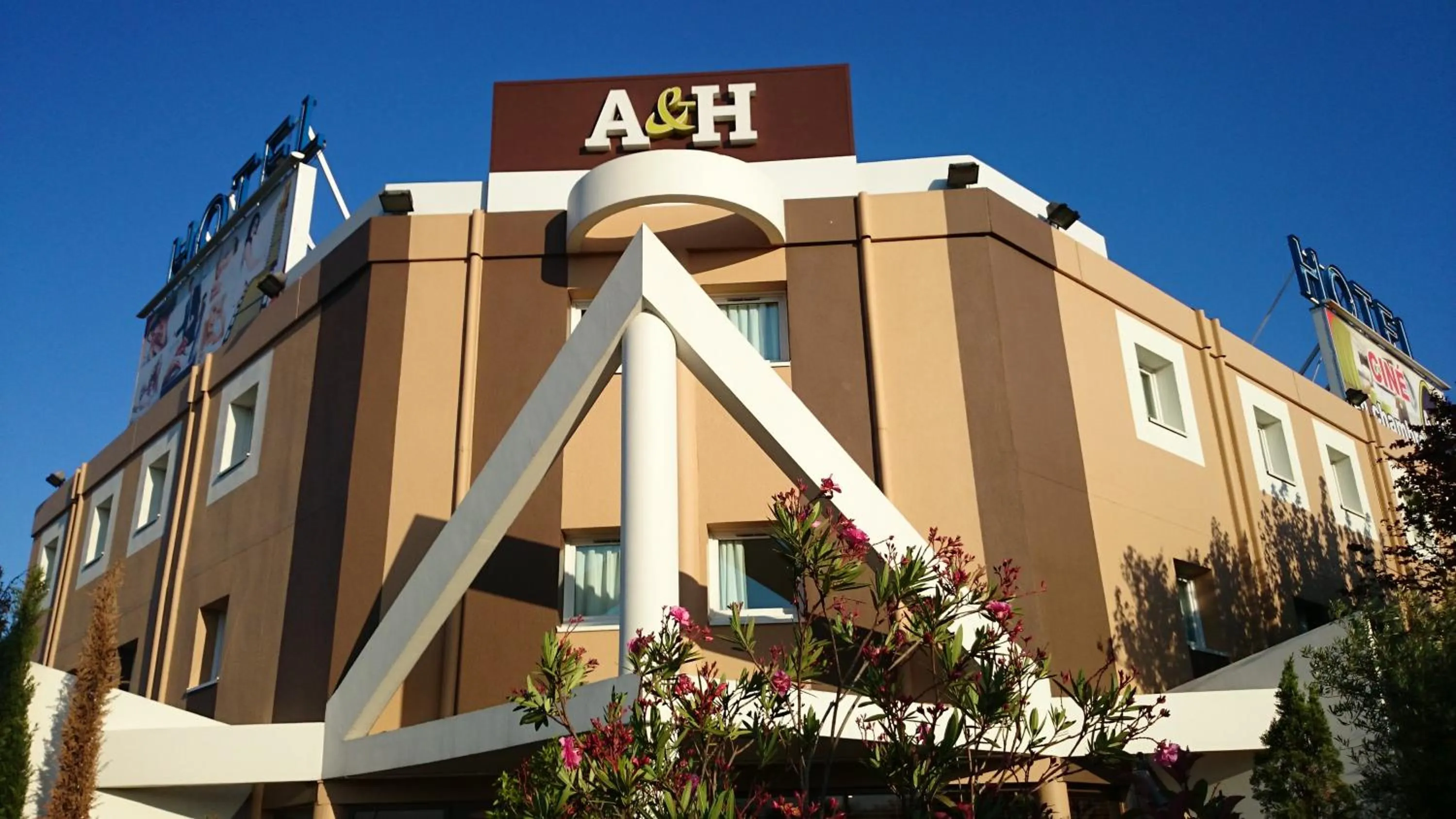 Facade/entrance in A&H PRIVILÈGE Lyon Est - Saint Priest Eurexpo