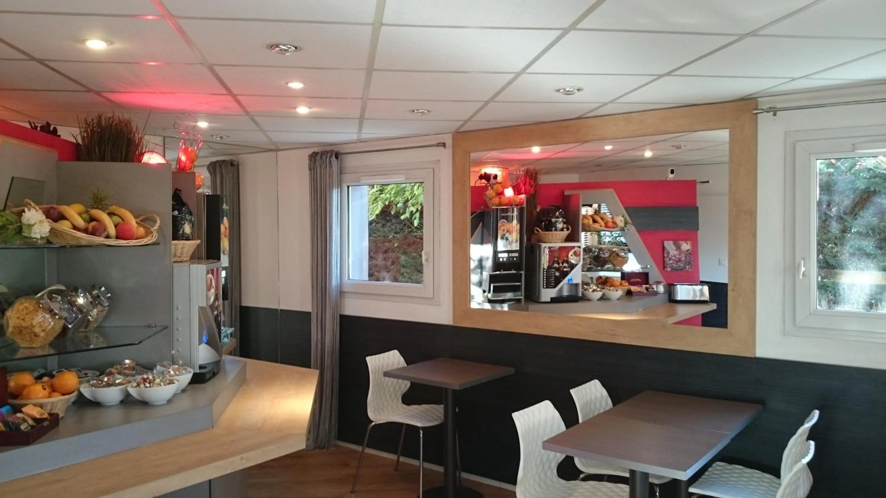 Lounge or bar in A&H PRIVILÈGE Lyon Est - Saint Priest Eurexpo