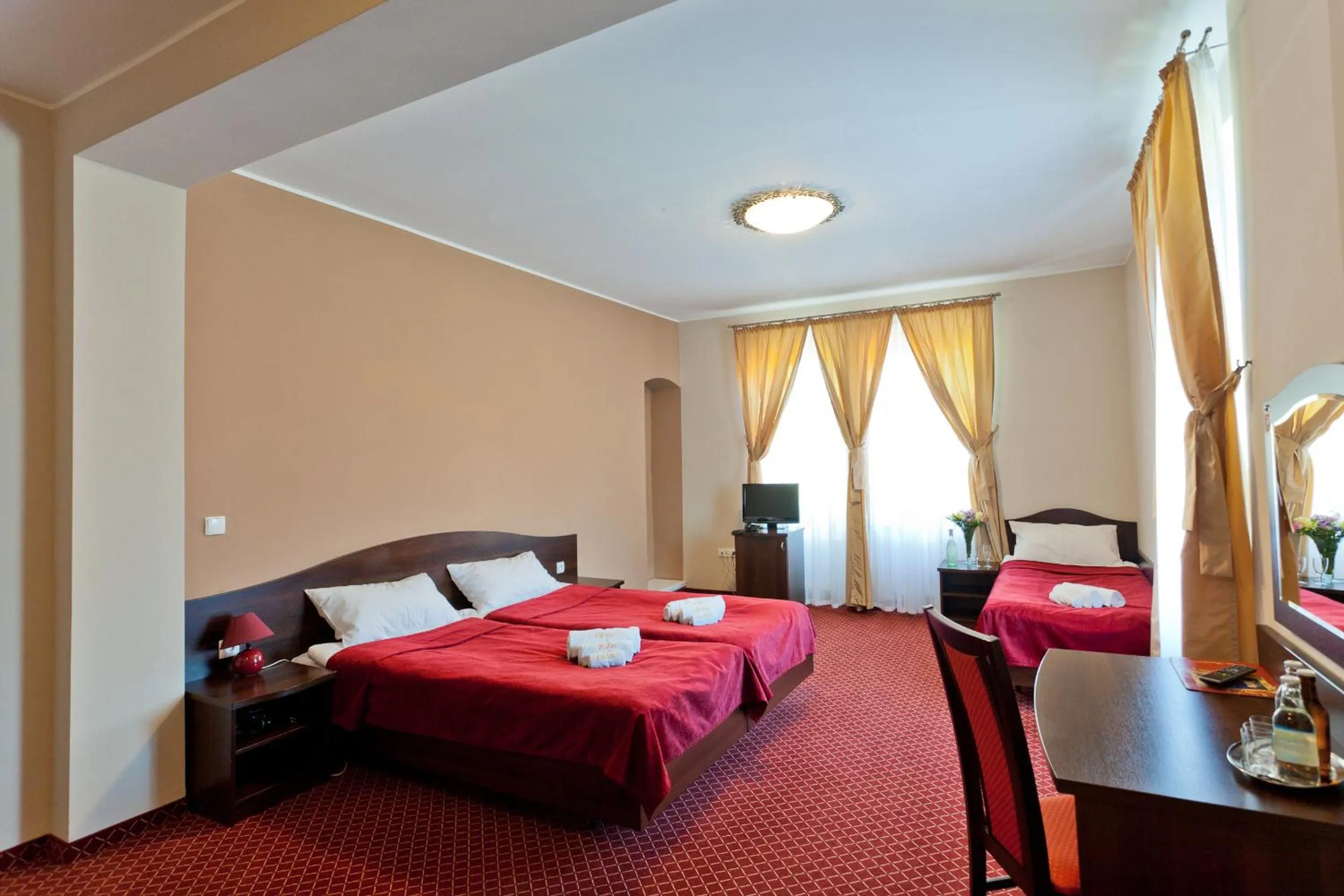 Photo of the whole room, Bed in Pałac Pawłowice