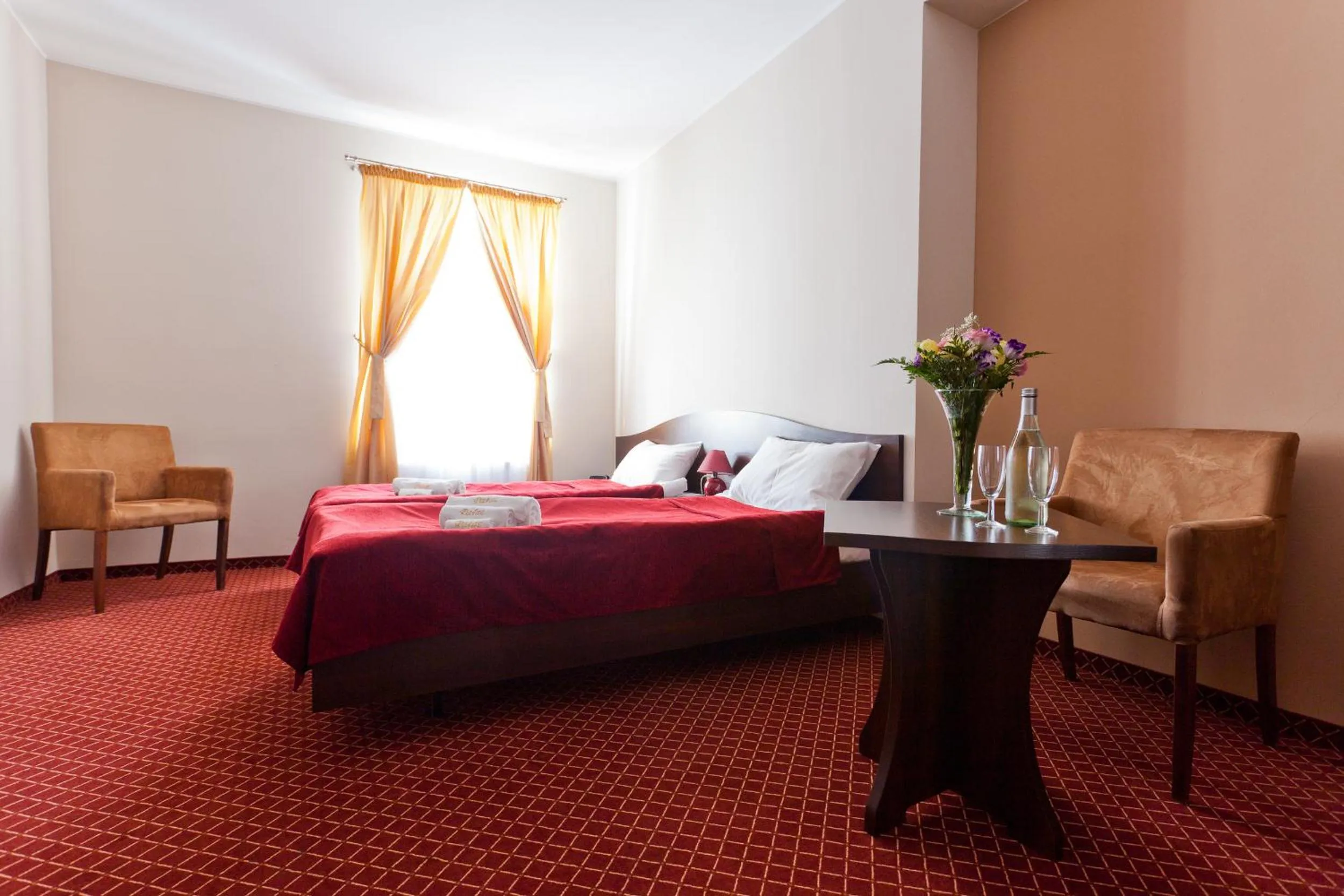 Photo of the whole room, Bed in Pałac Pawłowice