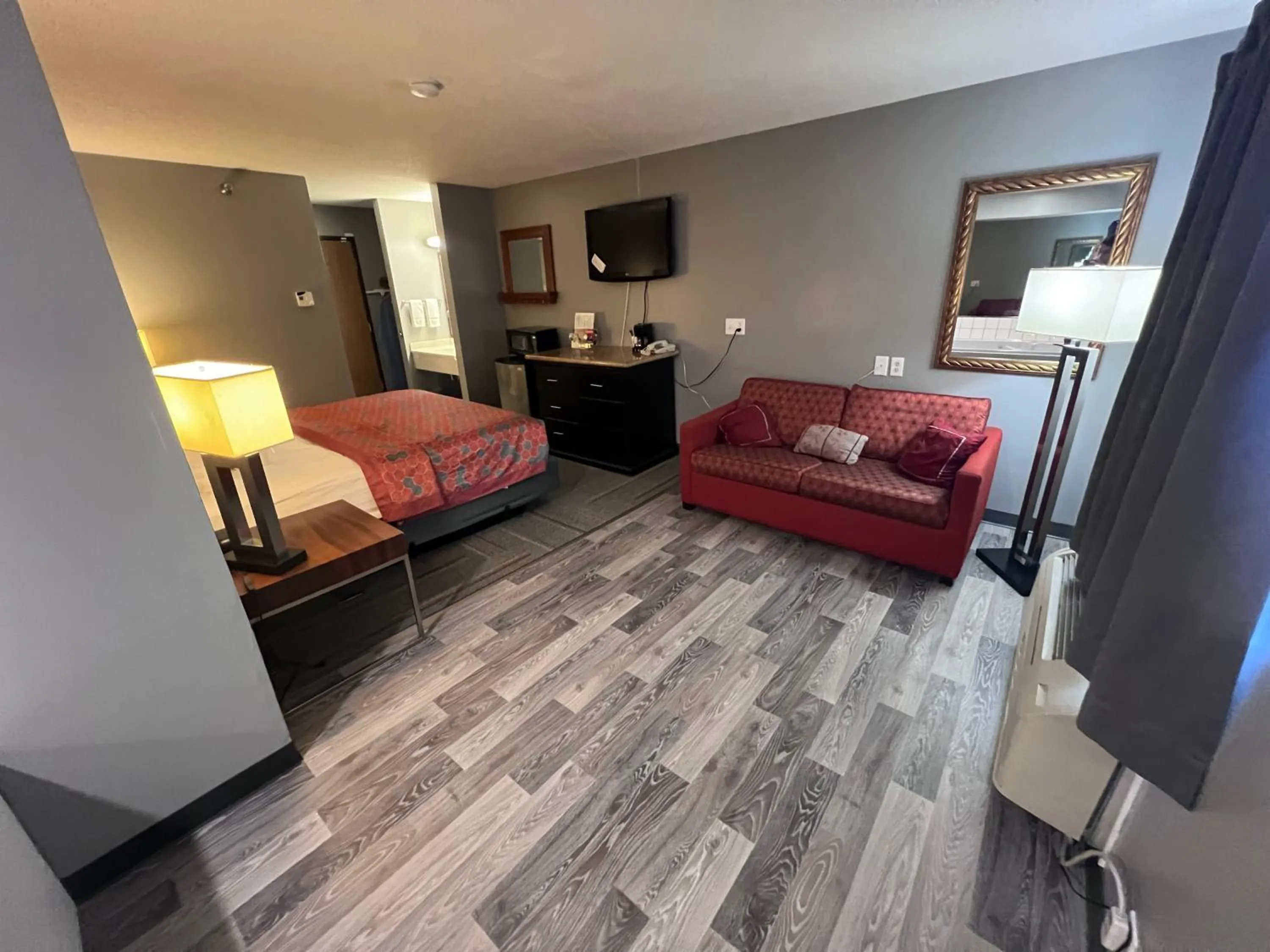 Photo of the whole room, Bed in American Inn and Suites Ionia