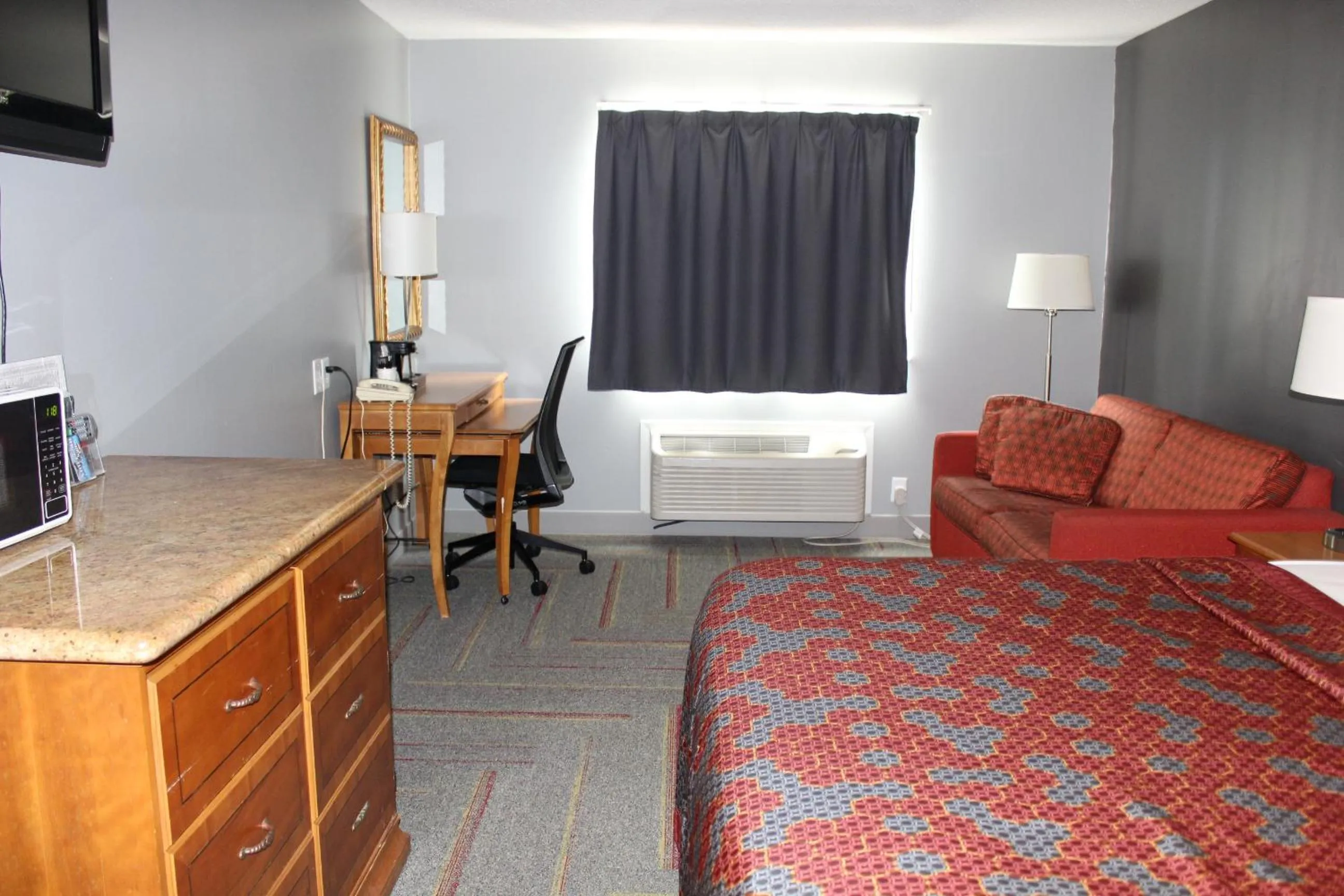 Photo of the whole room, Bed in American Inn and Suites Ionia