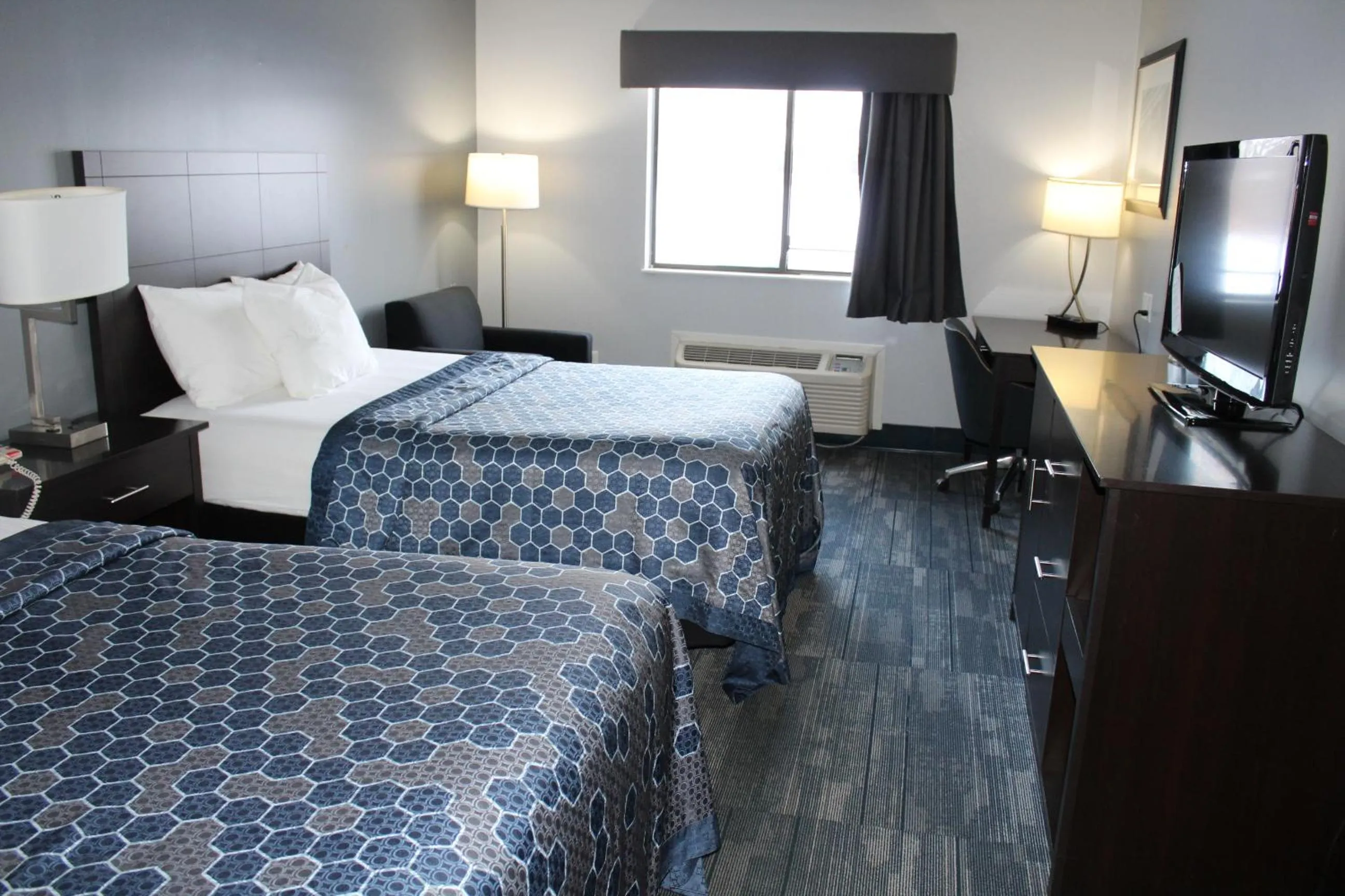 Photo of the whole room, Bed in American Inn and Suites Ionia