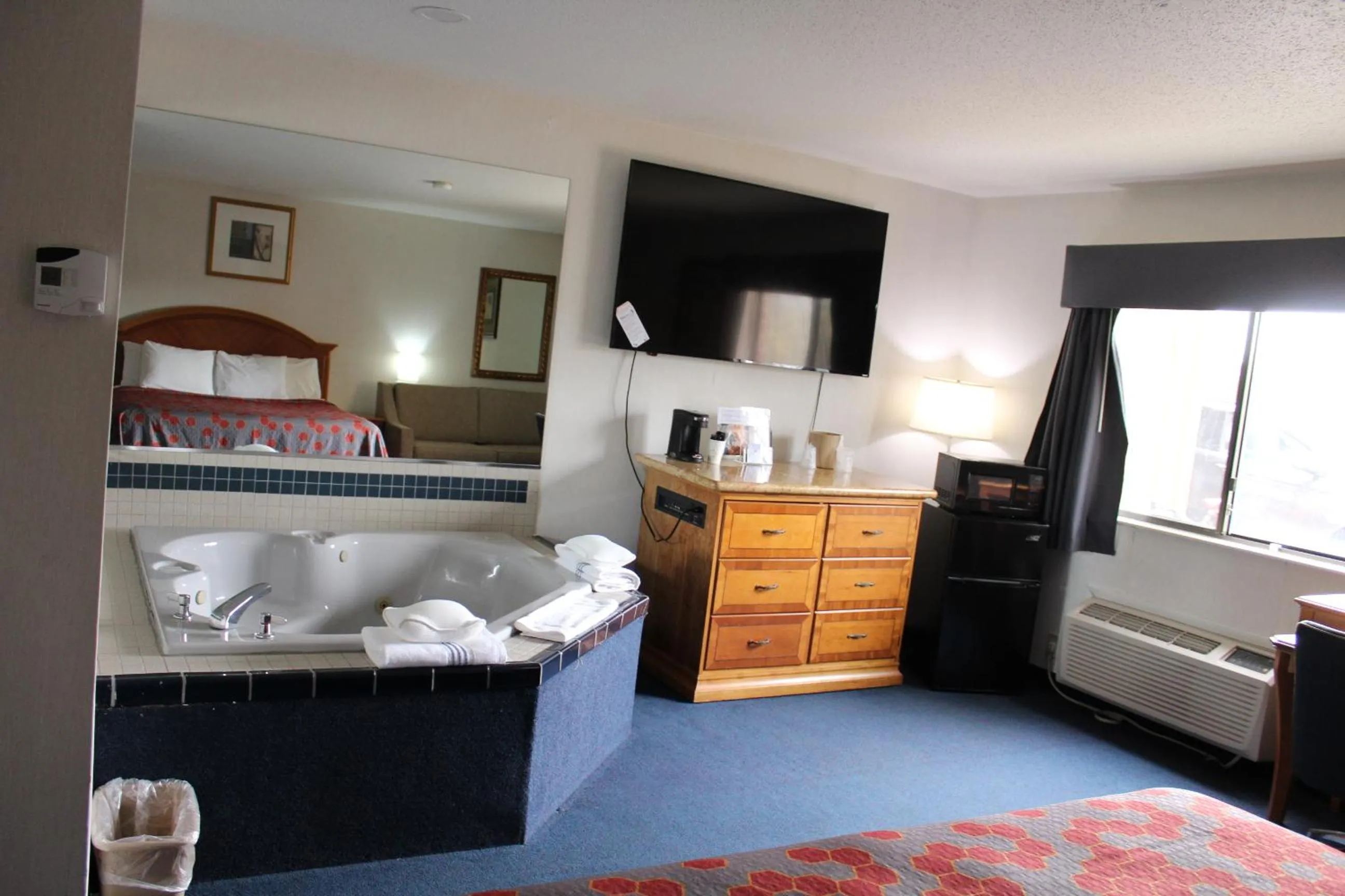 Photo of the whole room, Bed in American Inn and Suites Ionia