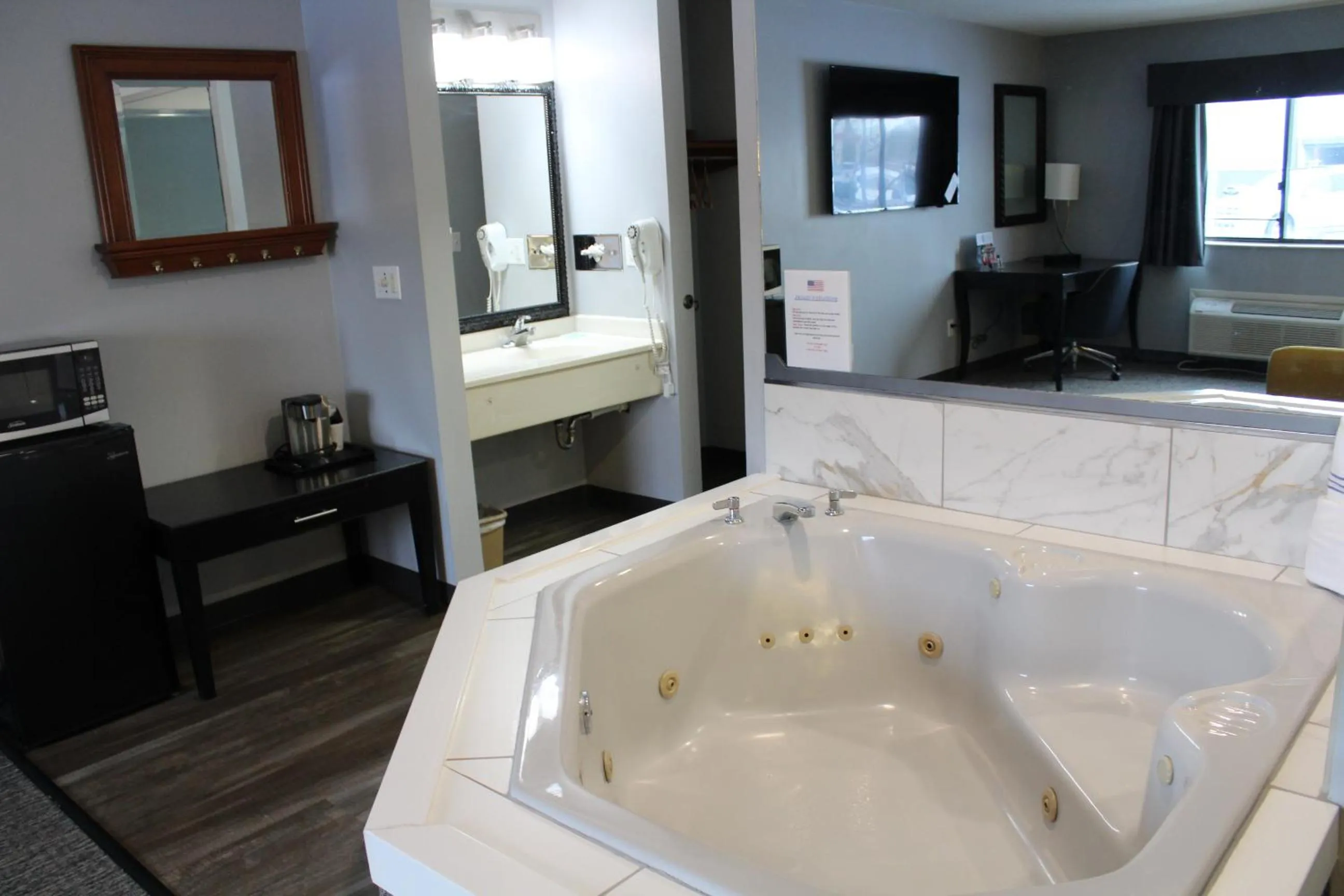 Hot Tub in American Inn and Suites Ionia