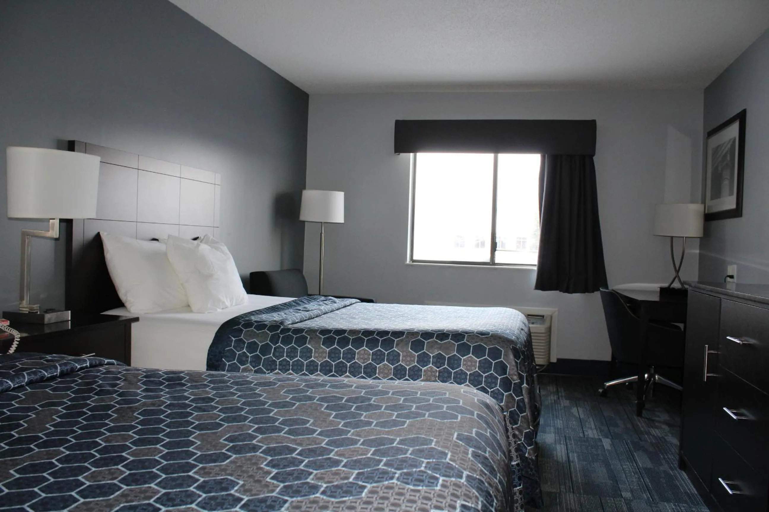 Photo of the whole room, Bed in American Inn and Suites Ionia