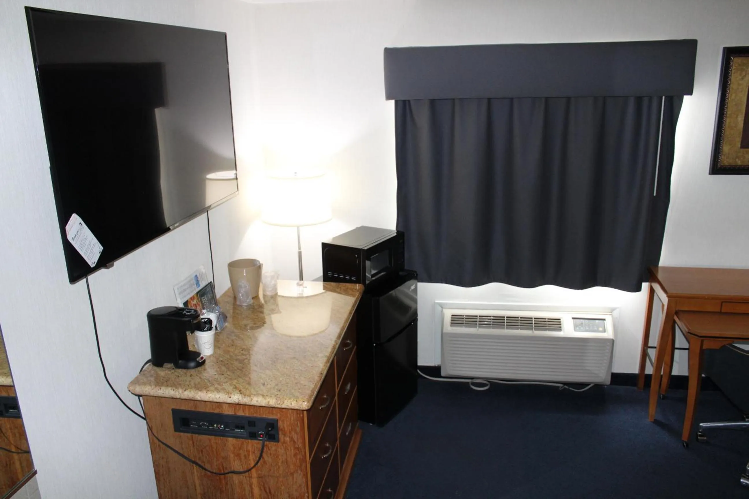Coffee/tea facilities in American Inn and Suites Ionia