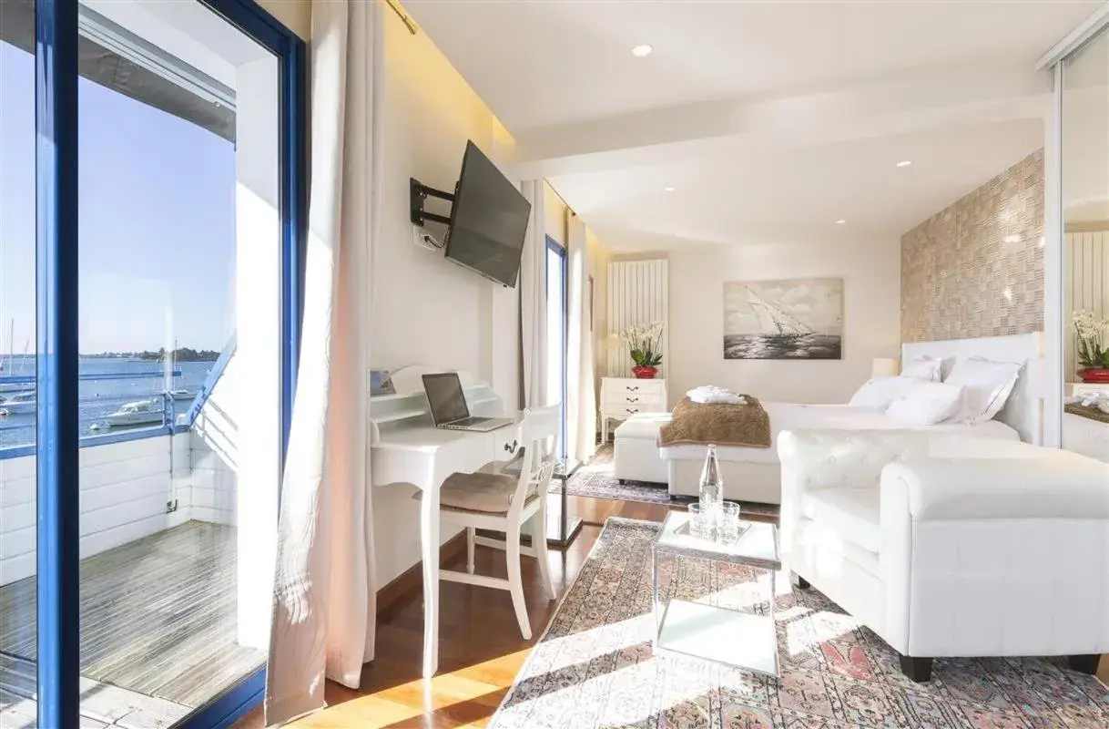 Superior Suite with Sea View in Hotel Restaurant Les Venetes Superior Suite with Sea View in Hotel Restaurant Les Venetes