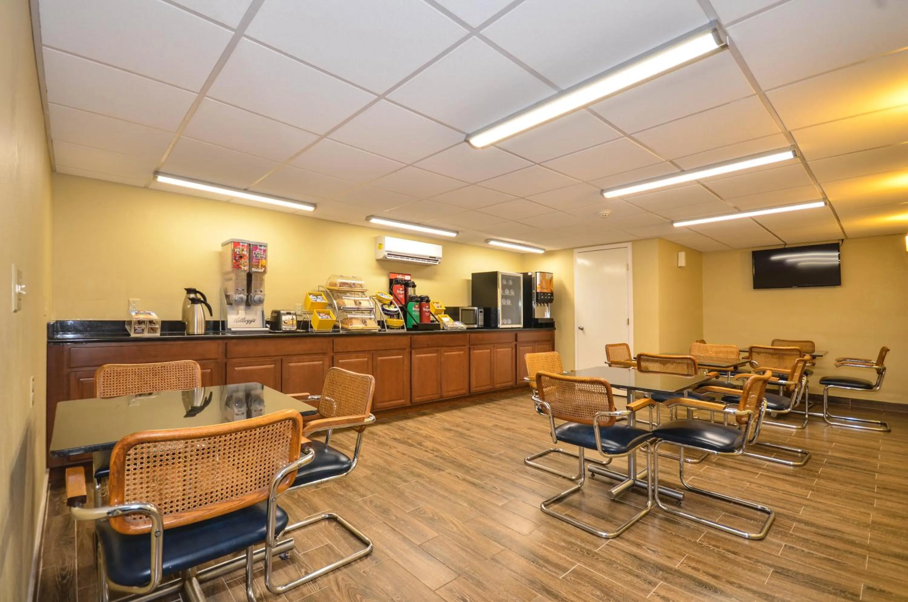 Restaurant/places to eat in Days Inn by Wyndham Southern Hills/ORU