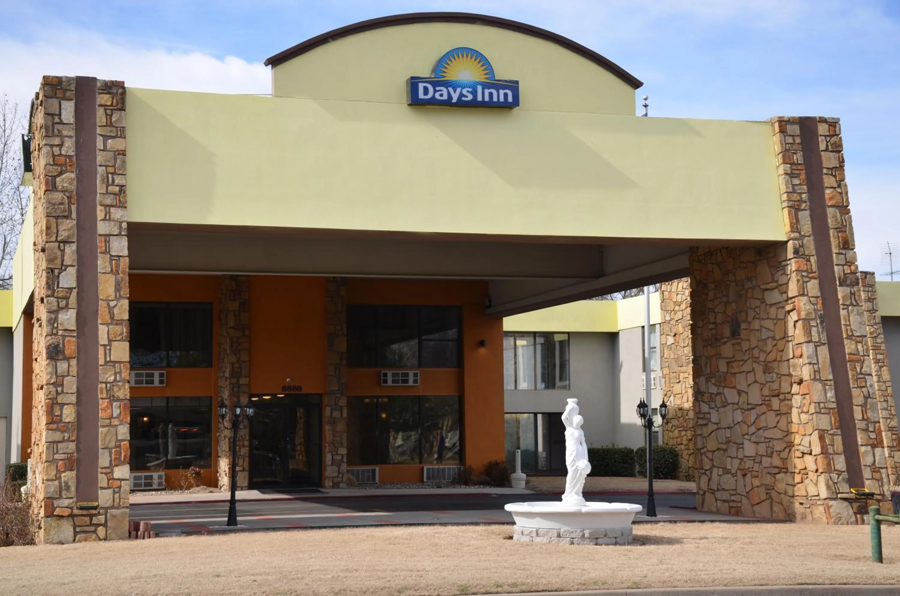 Facade/entrance in Days Inn by Wyndham Southern Hills/ORU