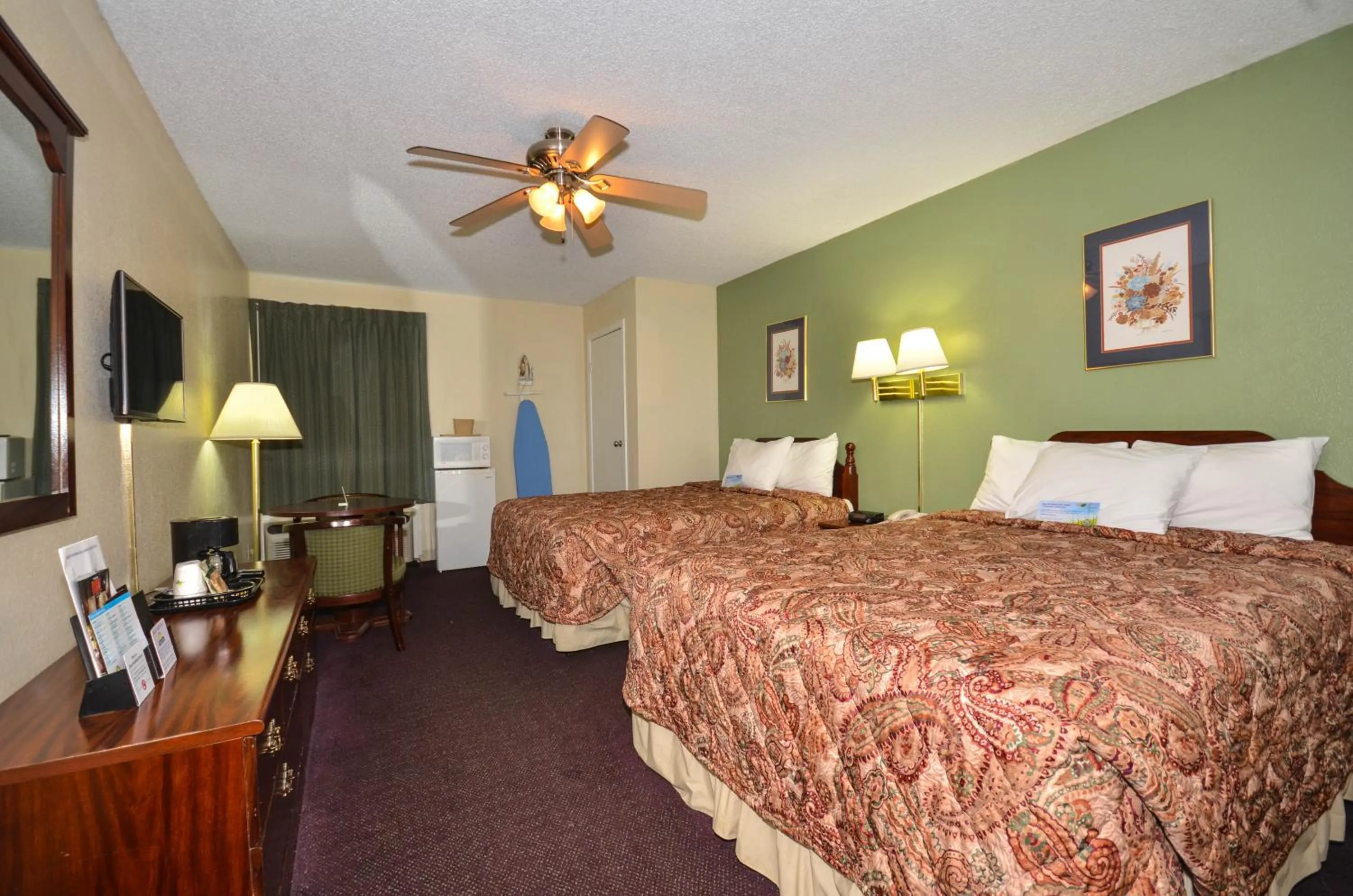 Photo of the whole room, Bed in Days Inn by Wyndham Southern Hills/ORU