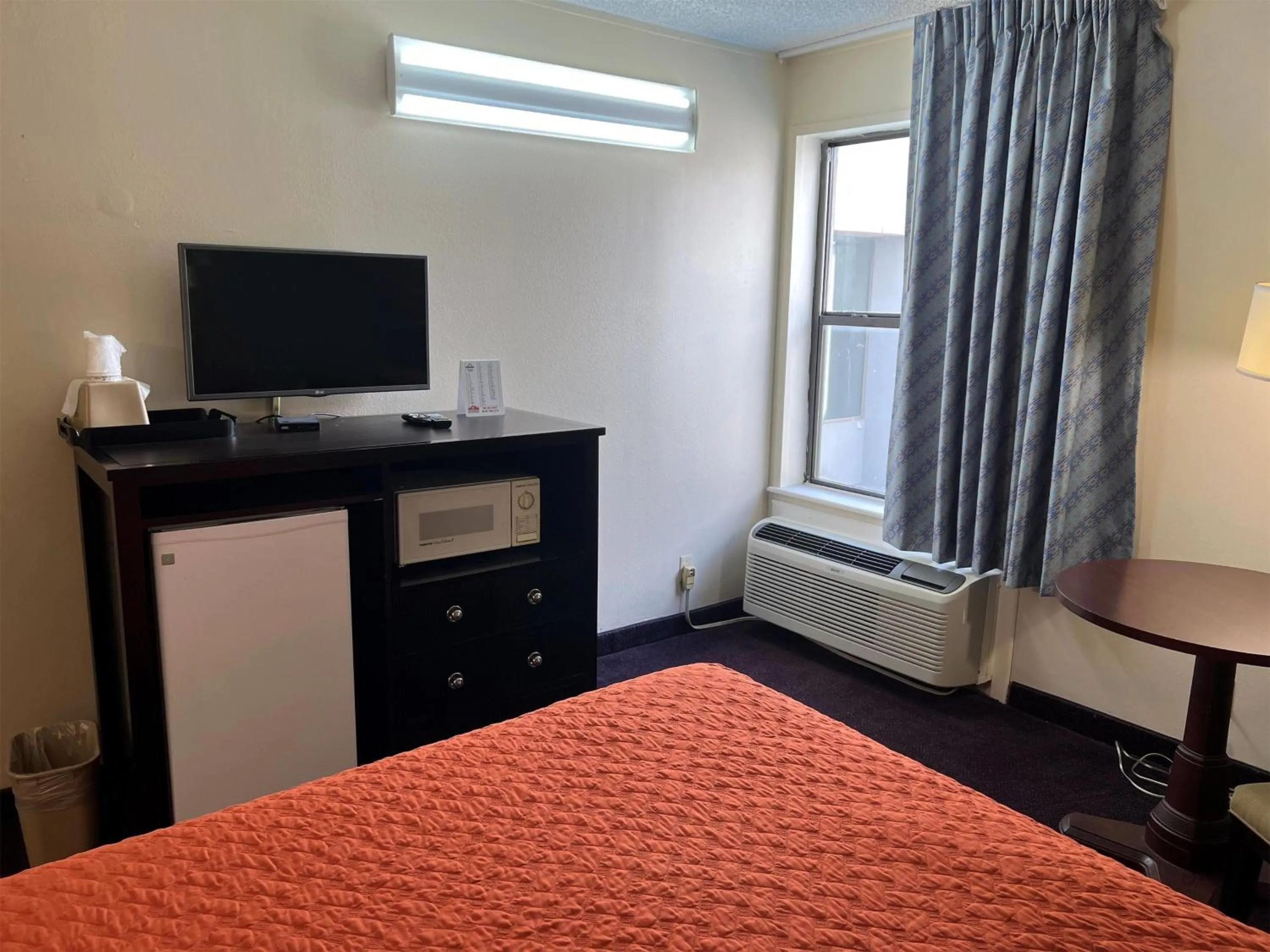 Photo of the whole room, Bed in Days Inn by Wyndham Southern Hills/ORU