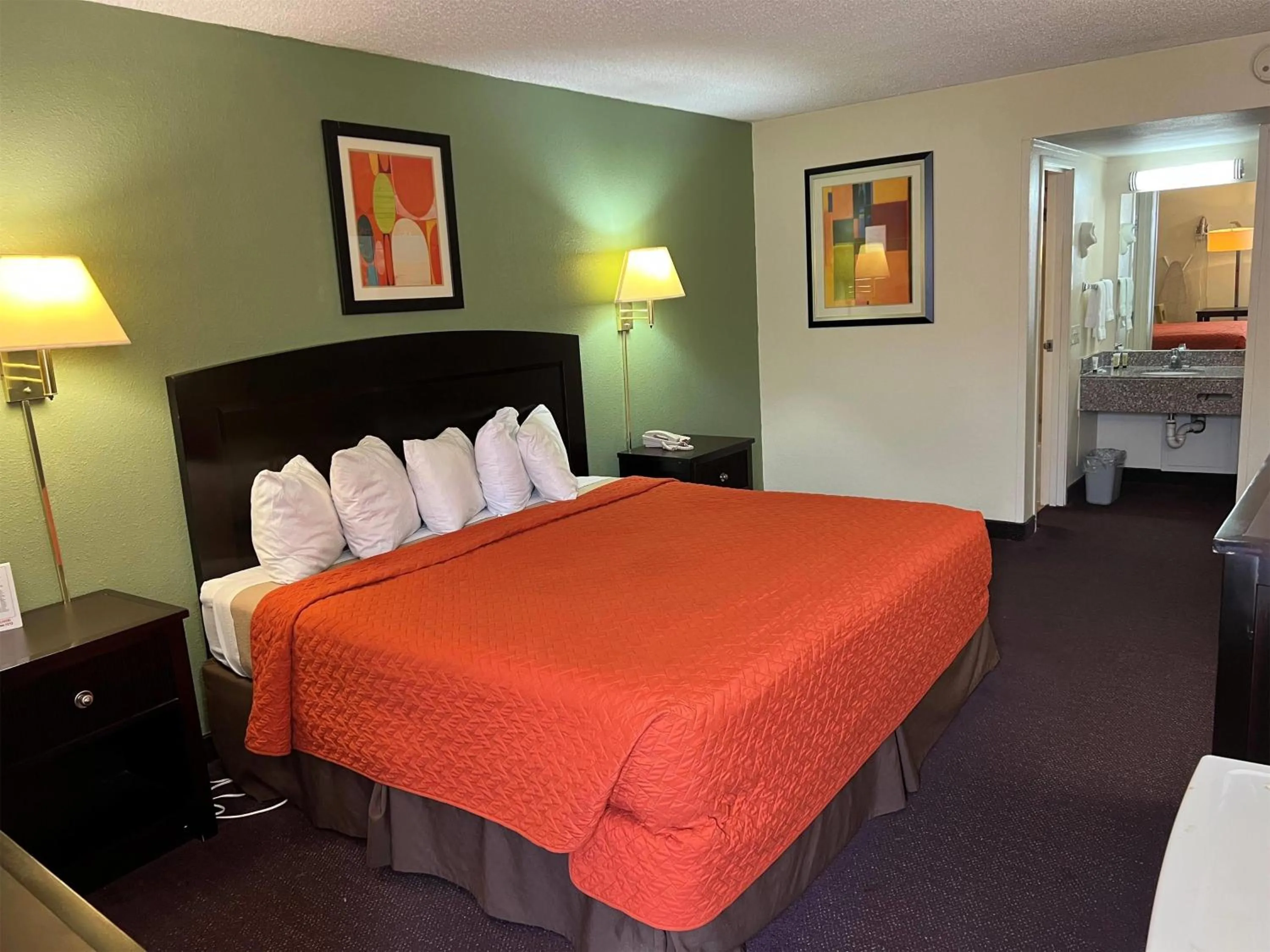 Photo of the whole room, Bed in Days Inn by Wyndham Southern Hills/ORU