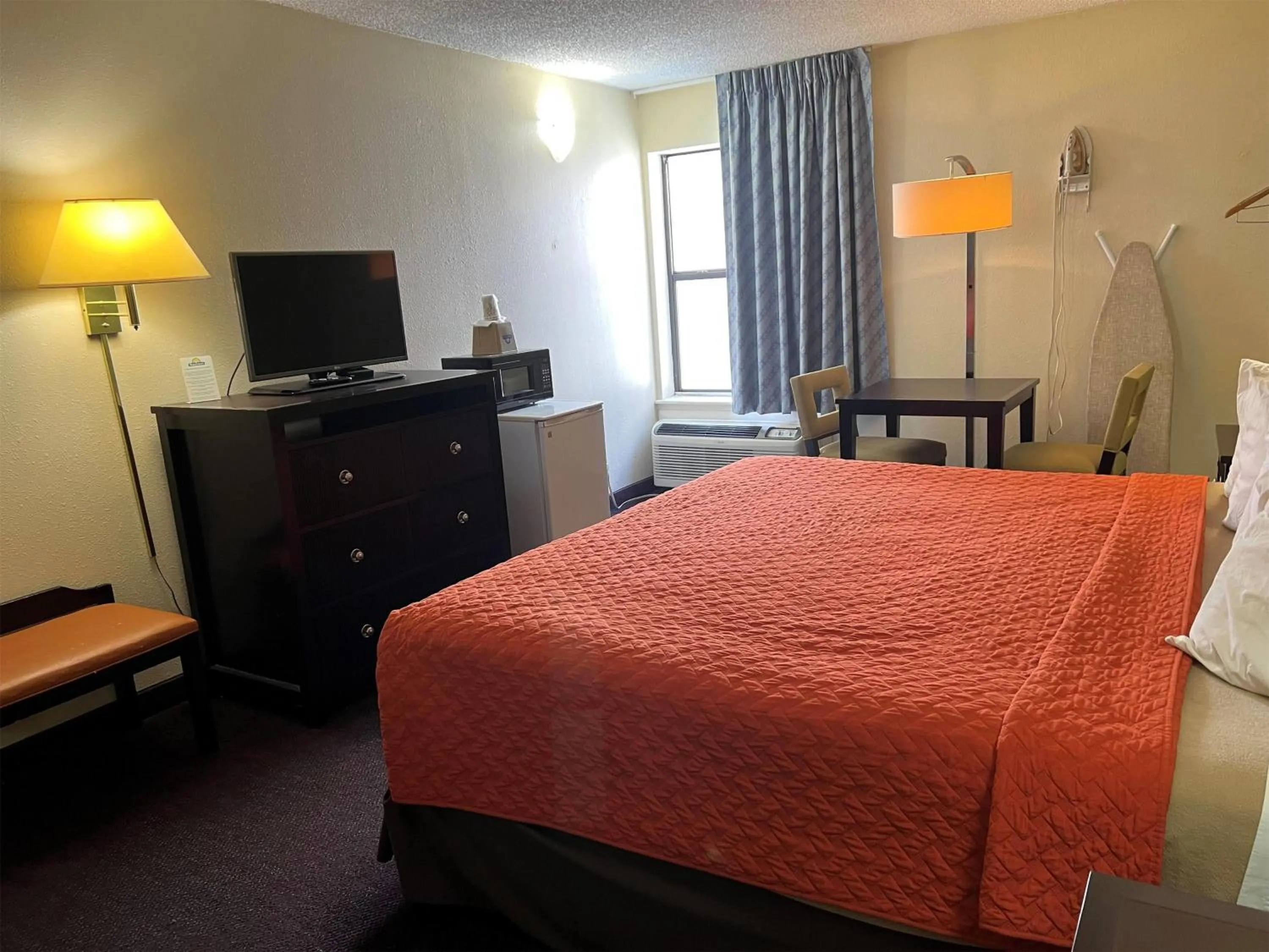 Photo of the whole room, Bed in Days Inn by Wyndham Southern Hills/ORU