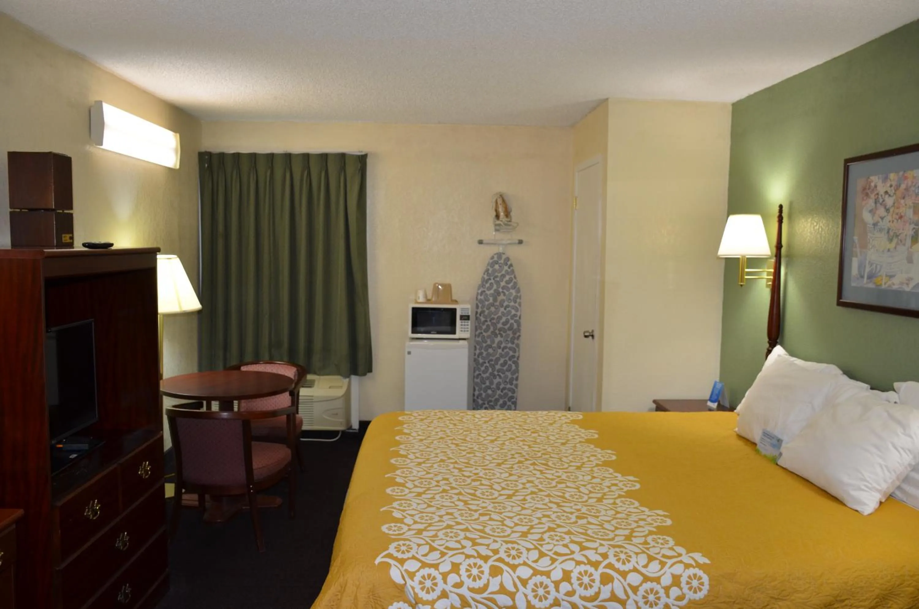 Bedroom, Bed in Days Inn by Wyndham Southern Hills/ORU