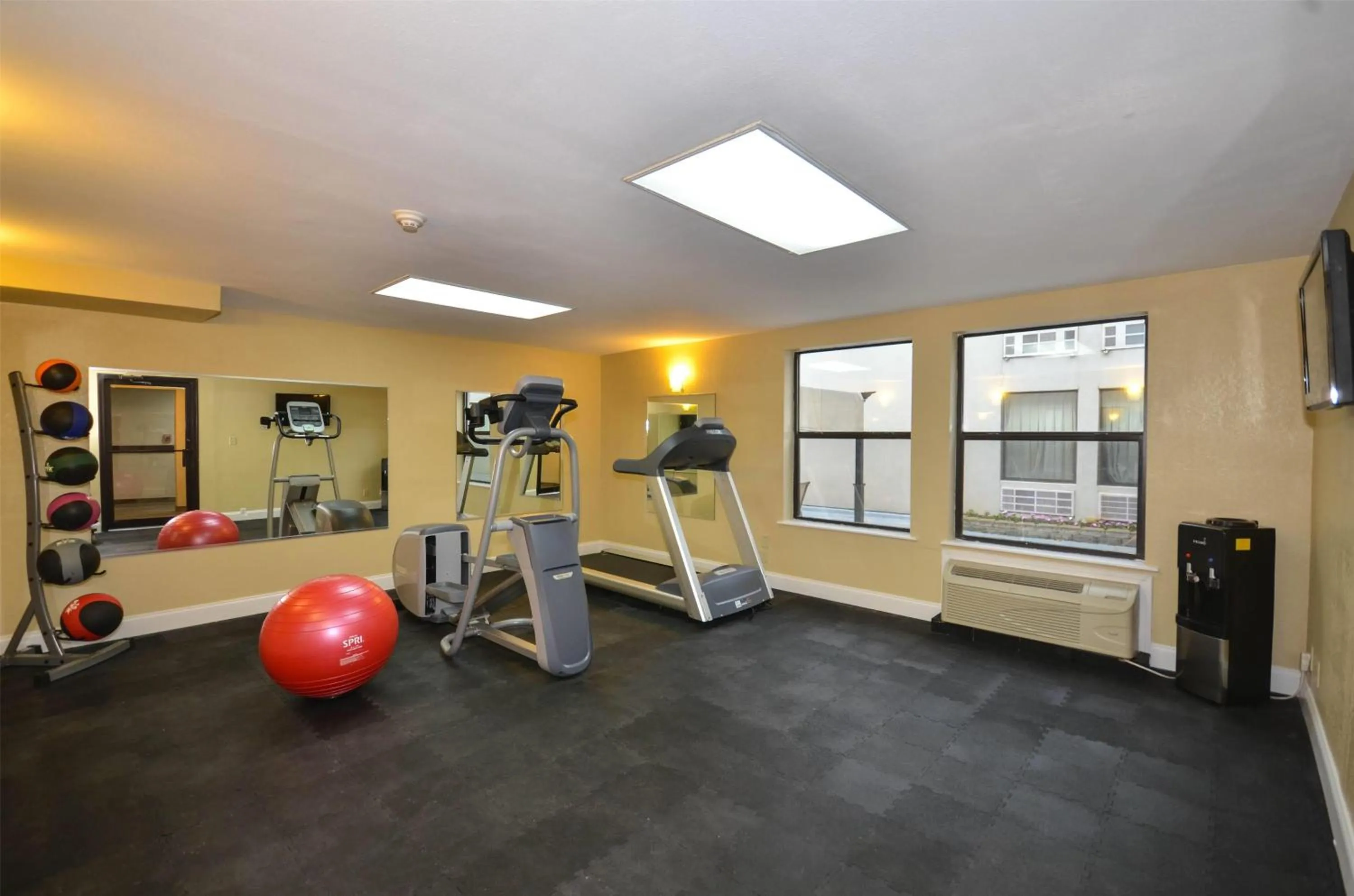 Fitness centre/facilities in Days Inn by Wyndham Southern Hills/ORU