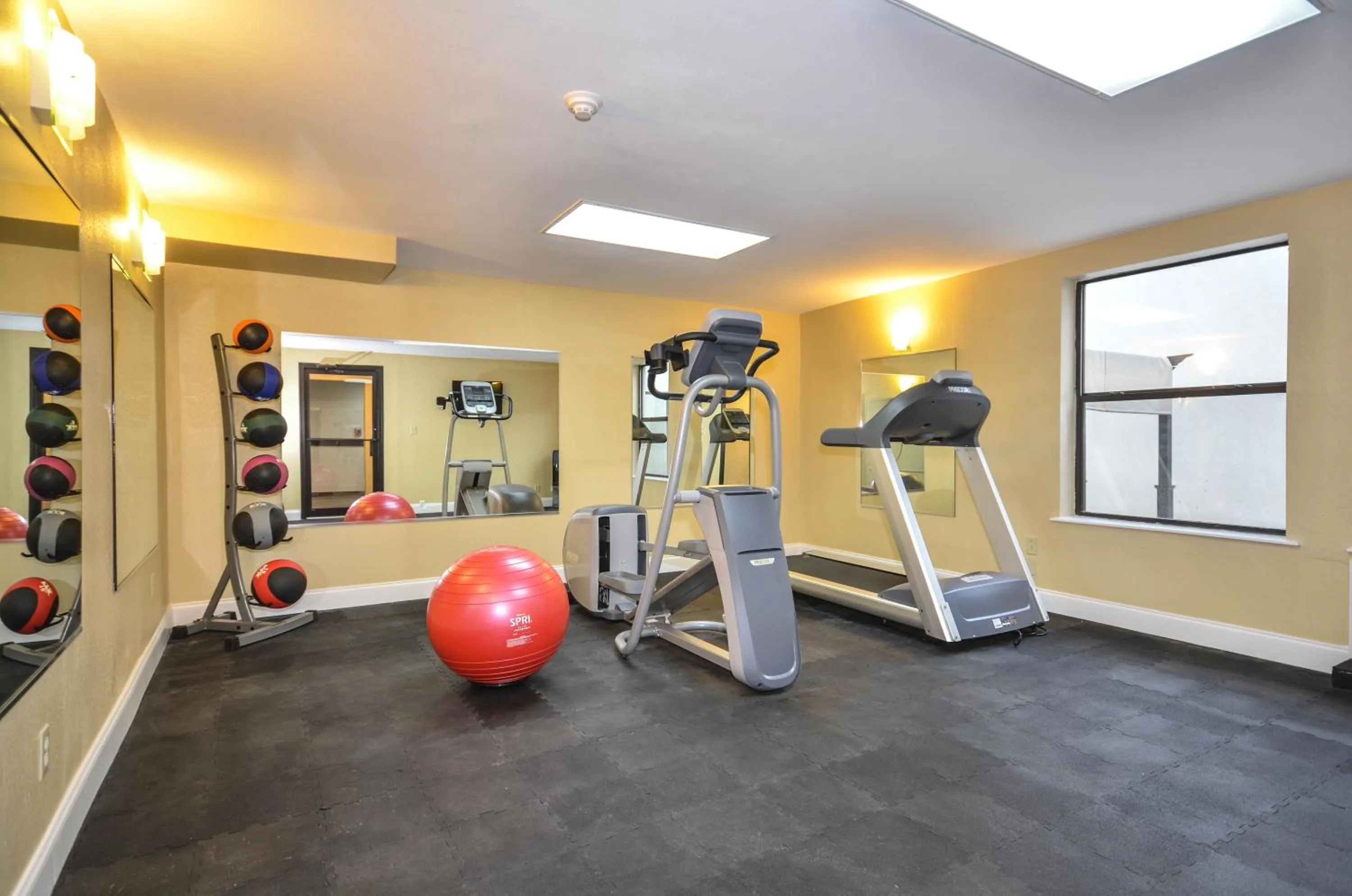 Fitness centre/facilities in Days Inn by Wyndham Southern Hills/ORU