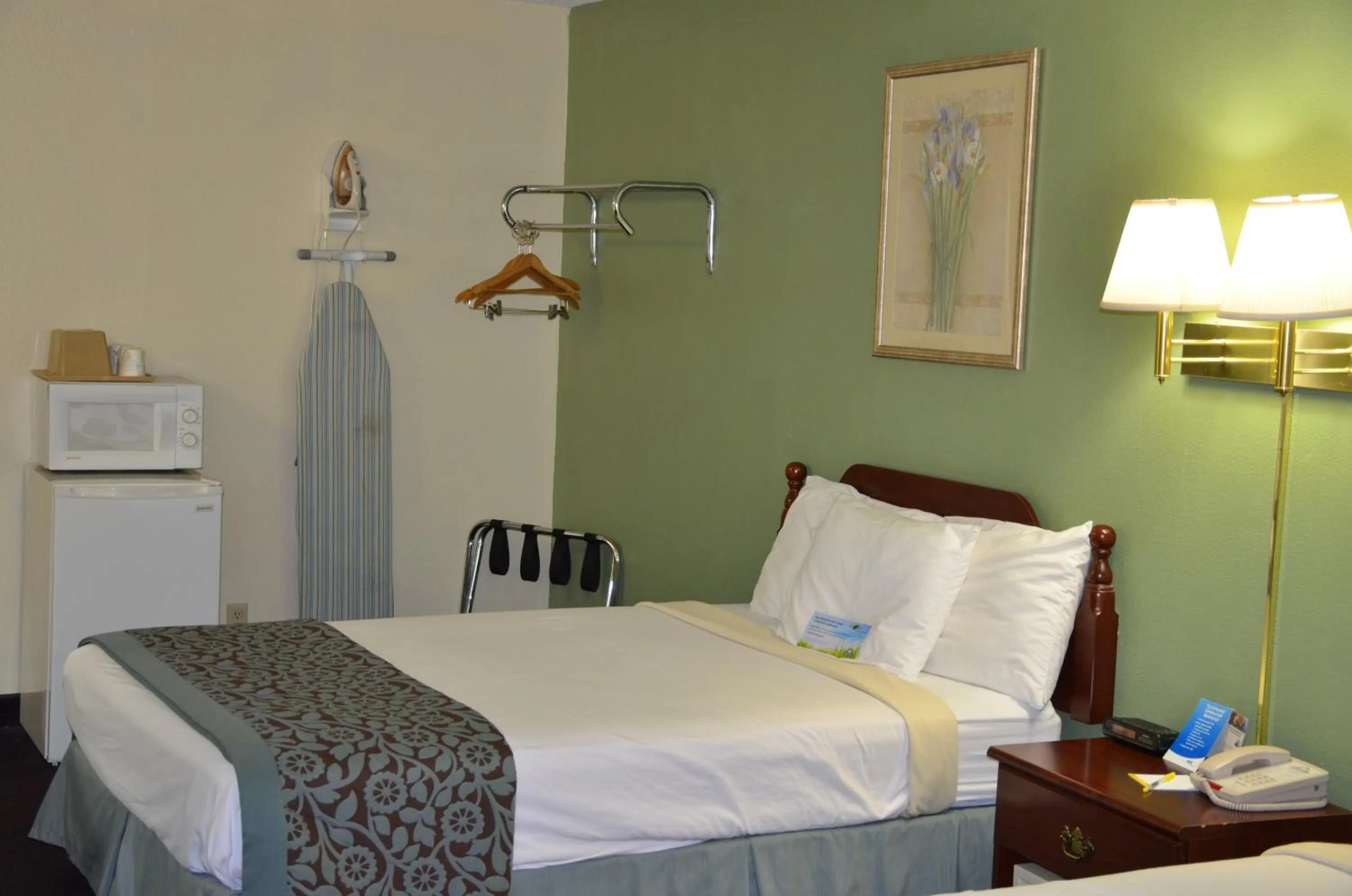 Bed in Days Inn by Wyndham Southern Hills/ORU