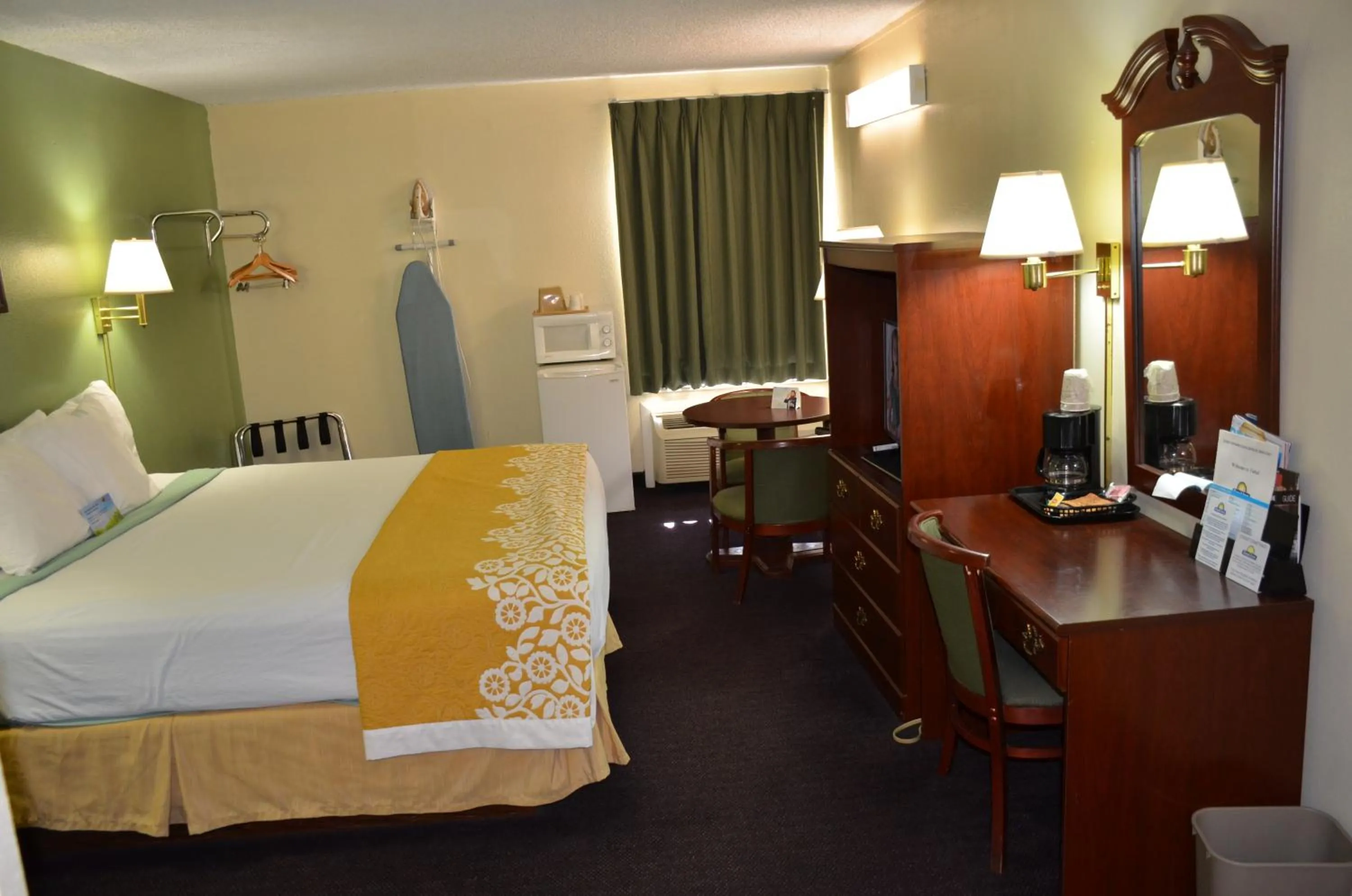 Photo of the whole room, Bed in Days Inn by Wyndham Southern Hills/ORU