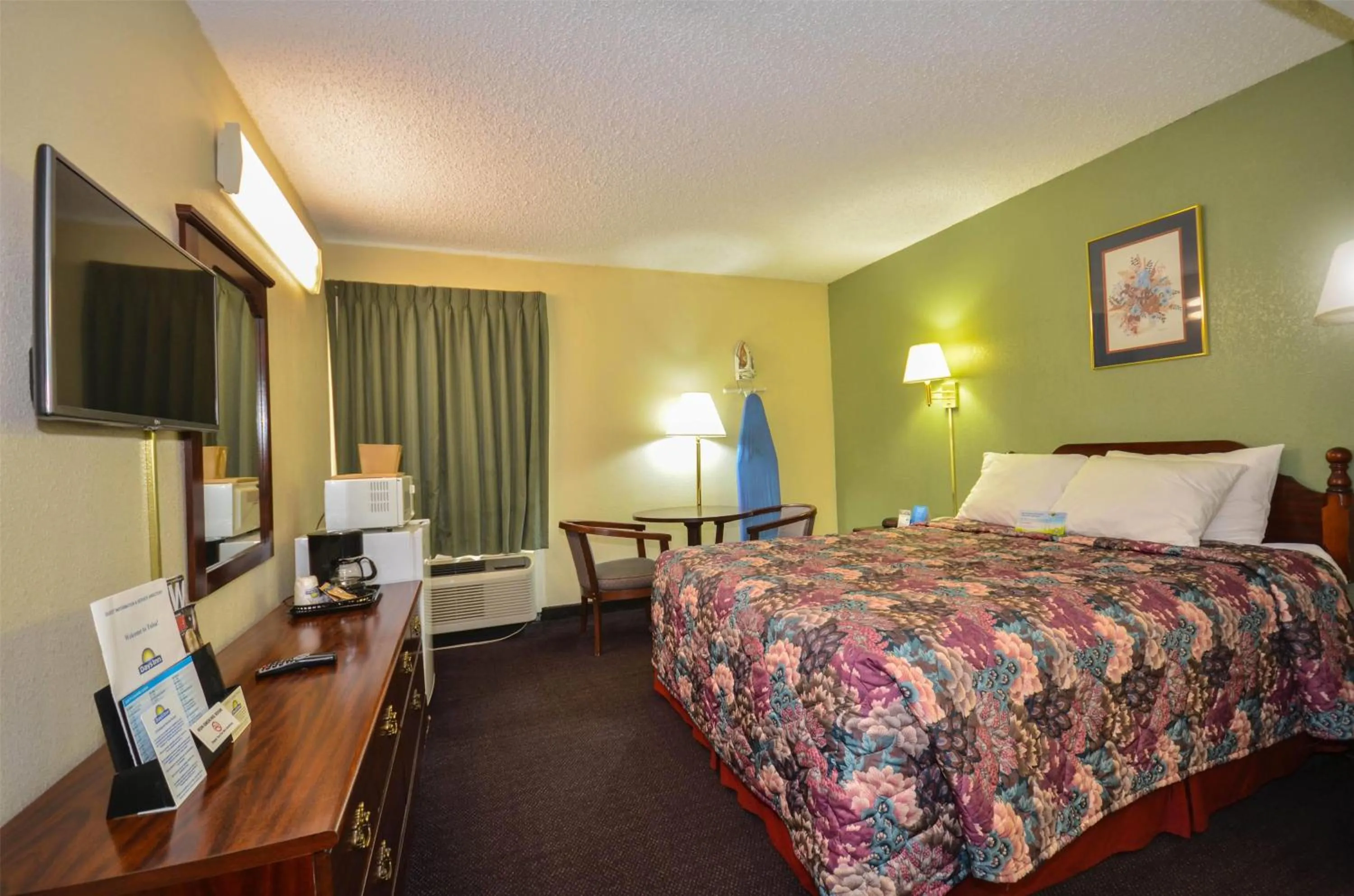 Photo of the whole room, Bed in Days Inn by Wyndham Southern Hills/ORU