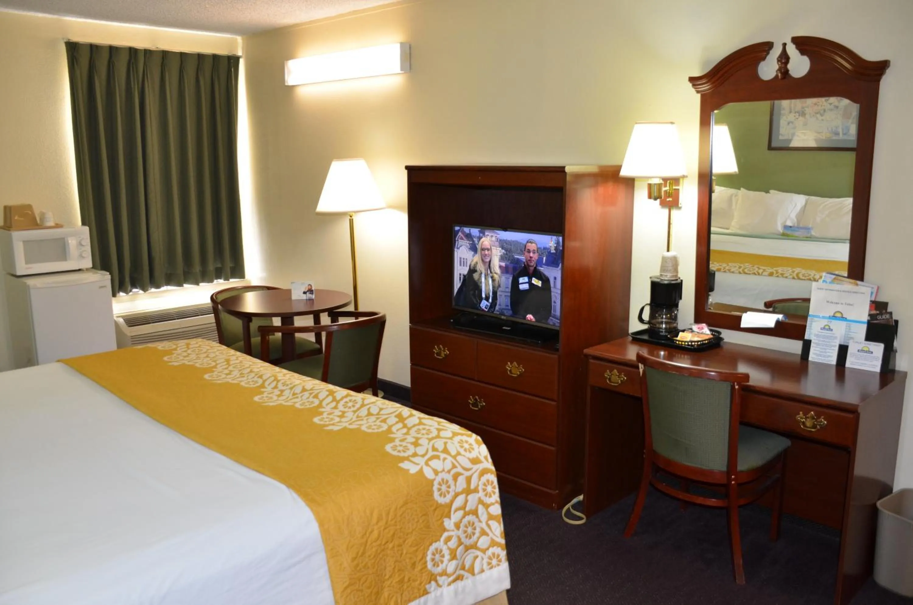 Bedroom, Bed in Days Inn by Wyndham Southern Hills/ORU