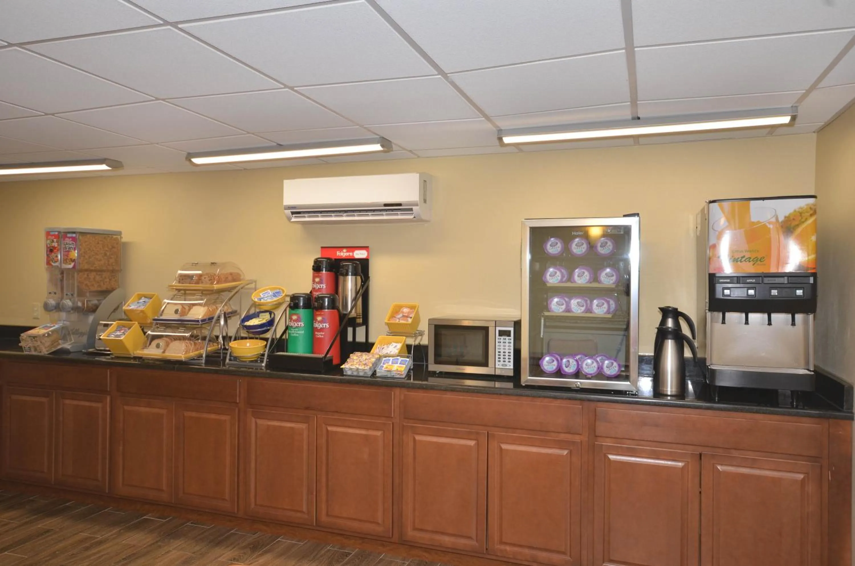 Kitchen or kitchenette in Days Inn by Wyndham Southern Hills/ORU