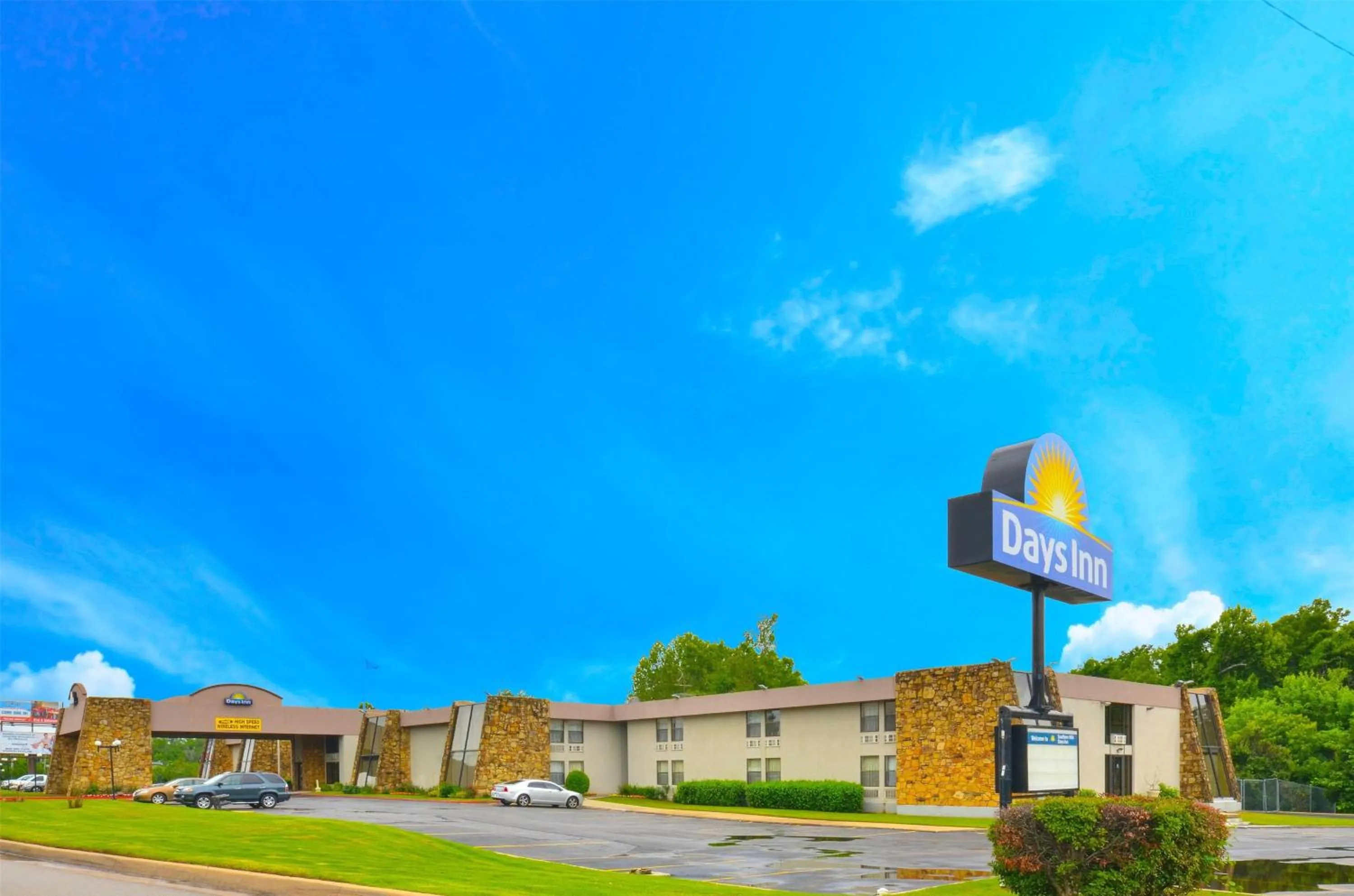 Property building in Days Inn by Wyndham Southern Hills/ORU