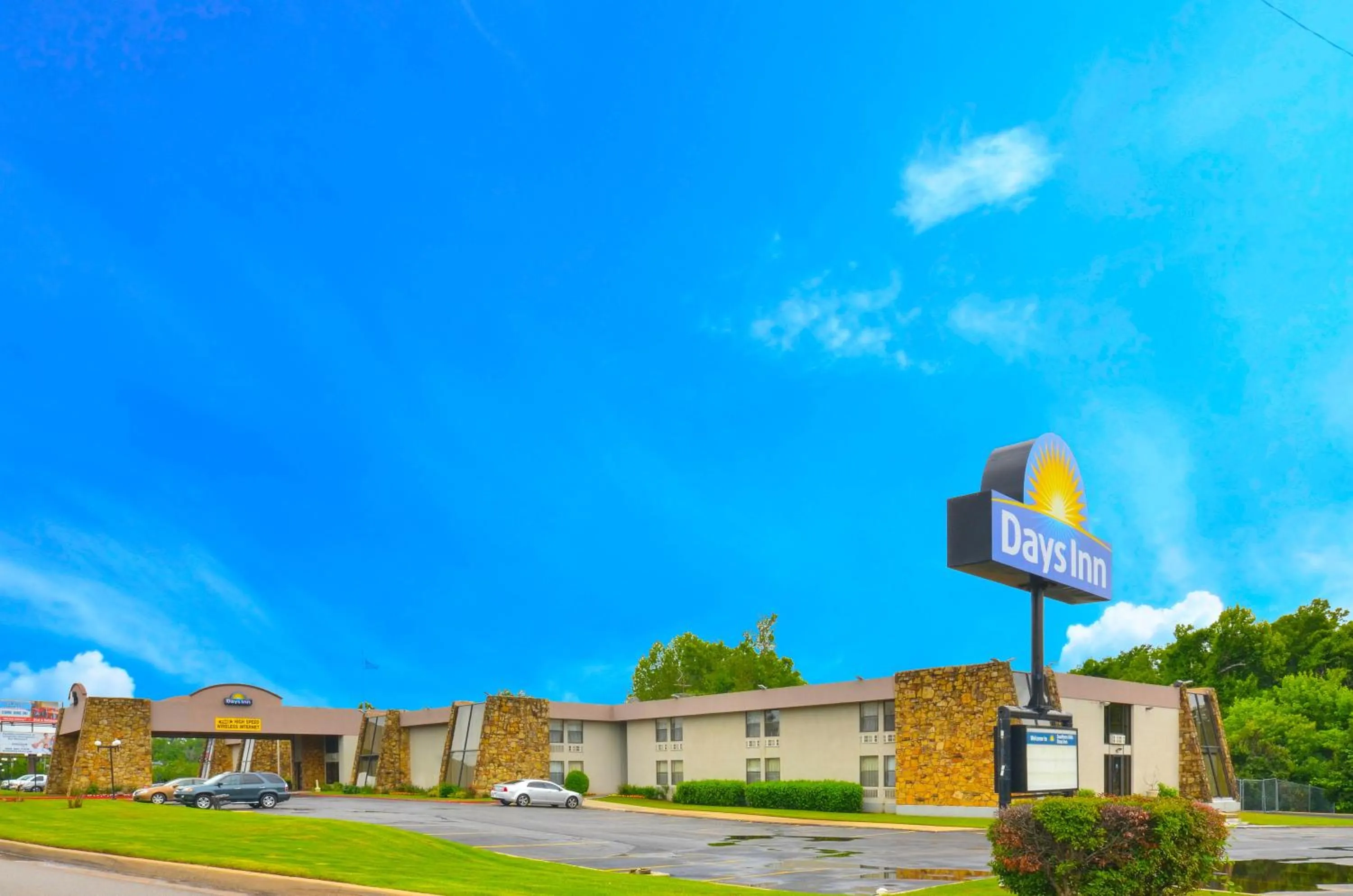 Property building in Days Inn by Wyndham Southern Hills/ORU