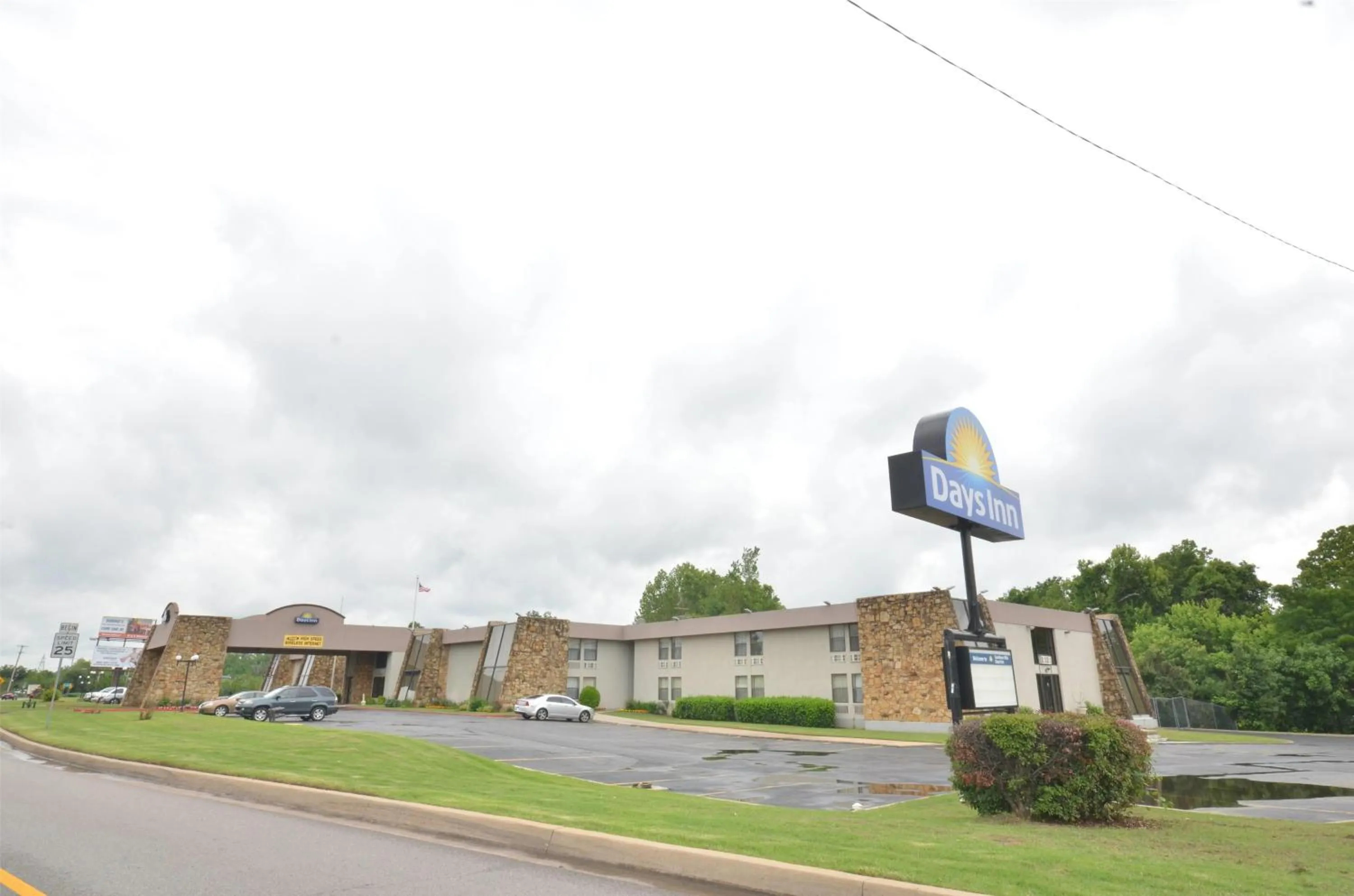 Property building in Days Inn by Wyndham Southern Hills/ORU