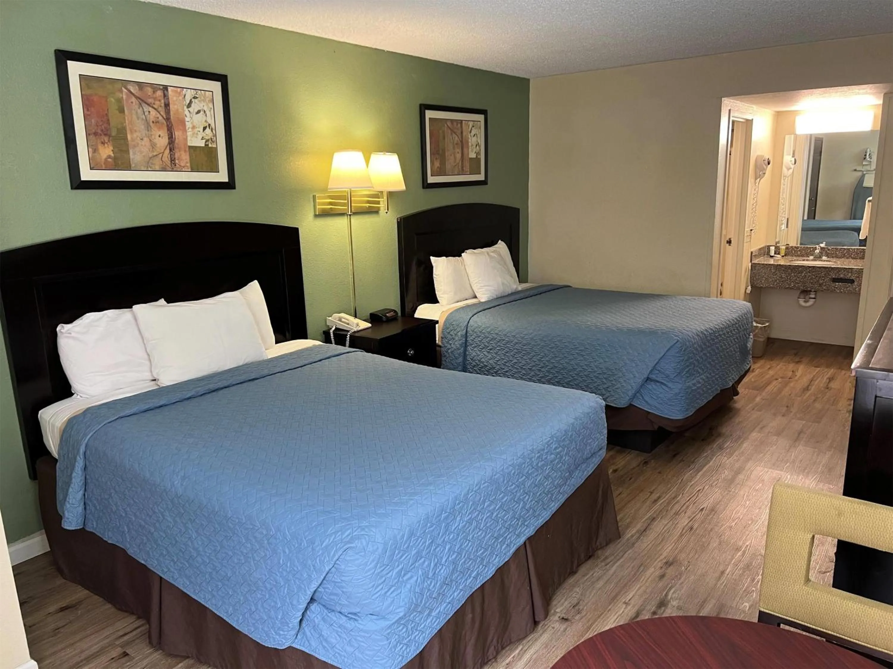 Photo of the whole room, Bed in Days Inn by Wyndham Southern Hills/ORU