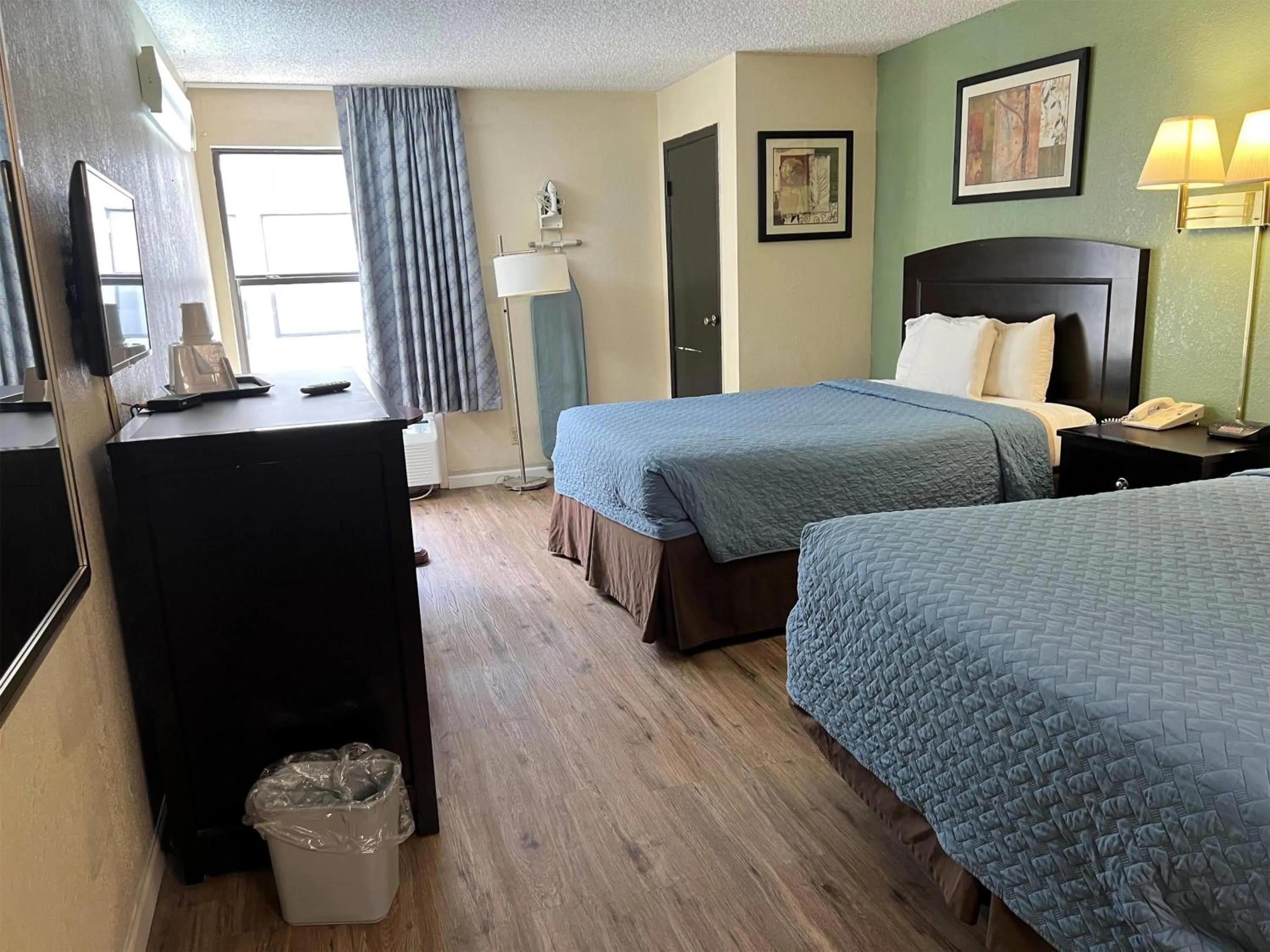 Photo of the whole room, Bed in Days Inn by Wyndham Southern Hills/ORU