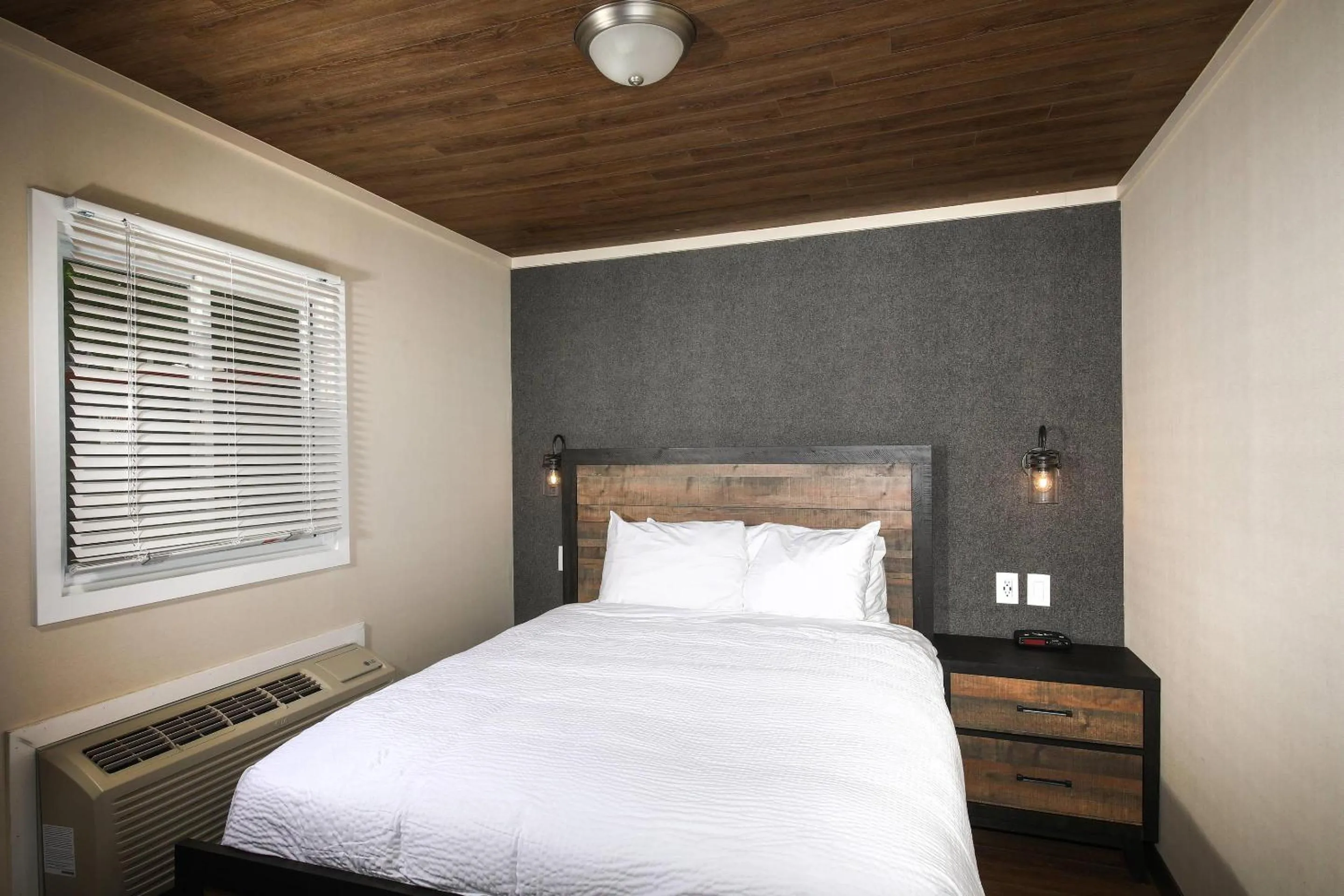 Bedroom, Bed in Bayview Wildwood Resort, an Ascend Collection Resort