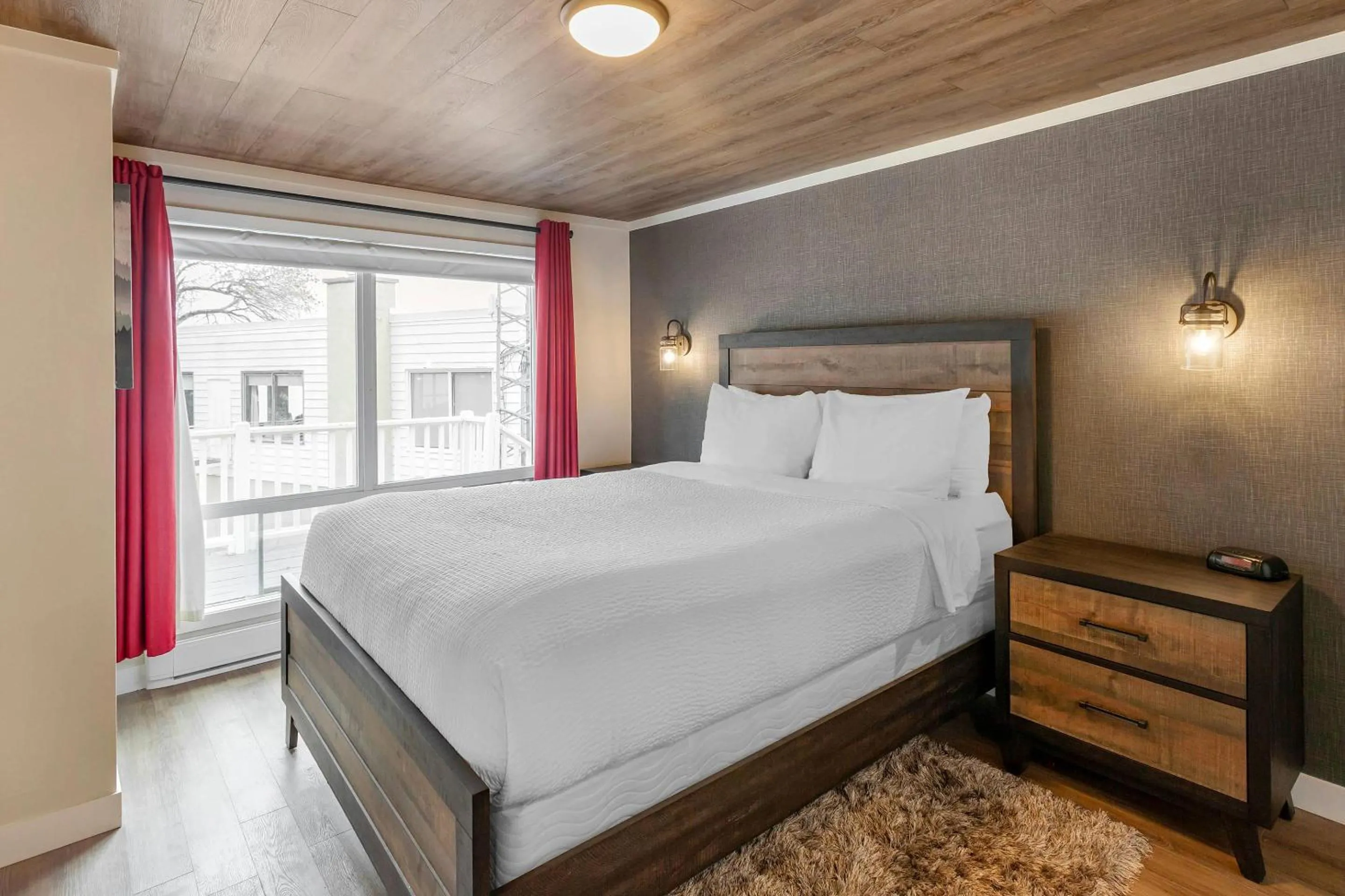 Bedroom, Bed in Bayview Wildwood Resort, an Ascend Collection Resort