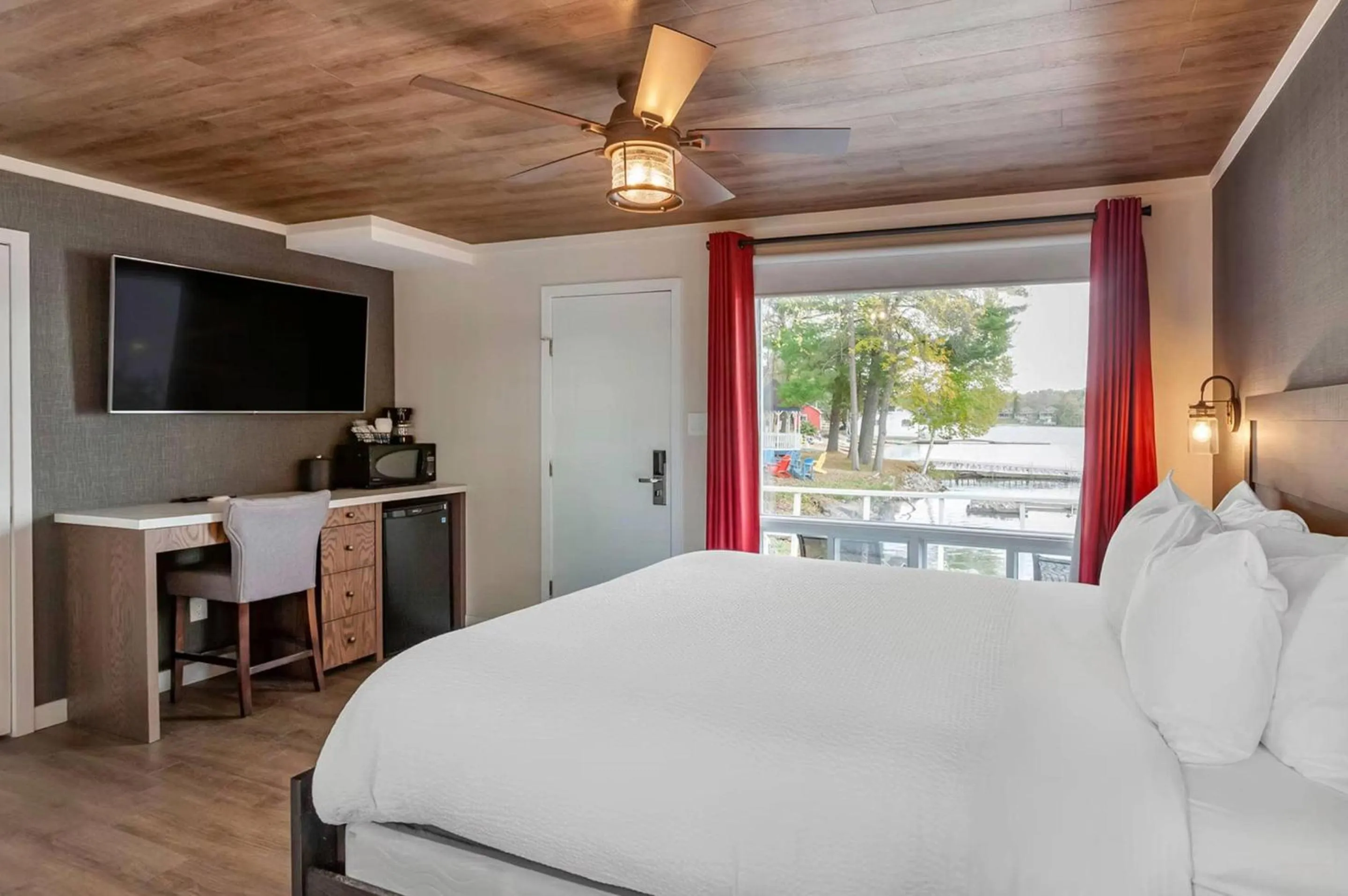 Bedroom, Bed in Bayview Wildwood Resort, an Ascend Collection Resort