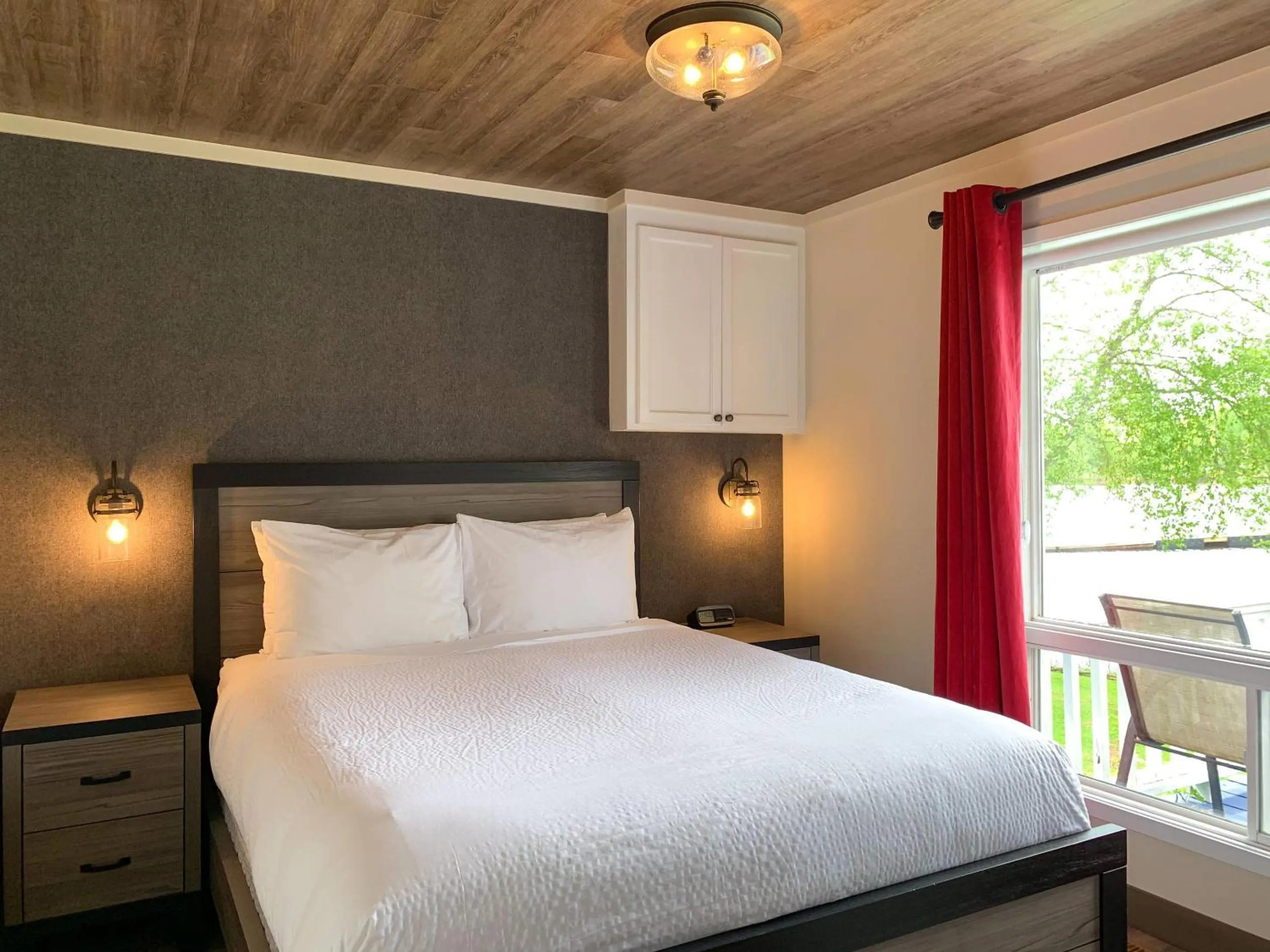 Bedroom, Bed in Bayview Wildwood Resort, an Ascend Collection Resort