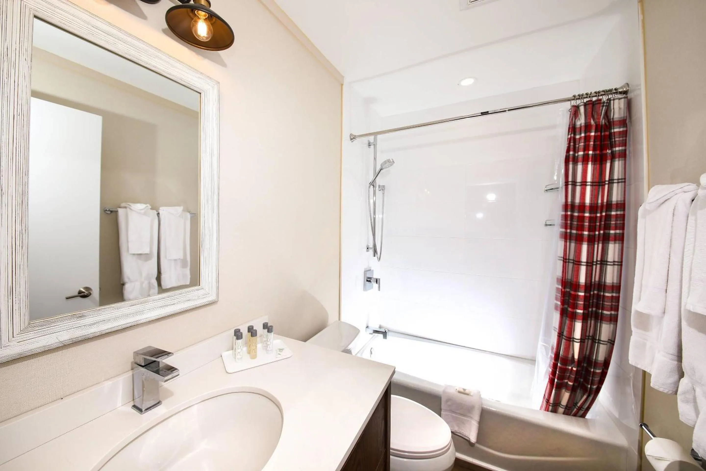 Bedroom in Bayview Wildwood Resort, an Ascend Collection Resort