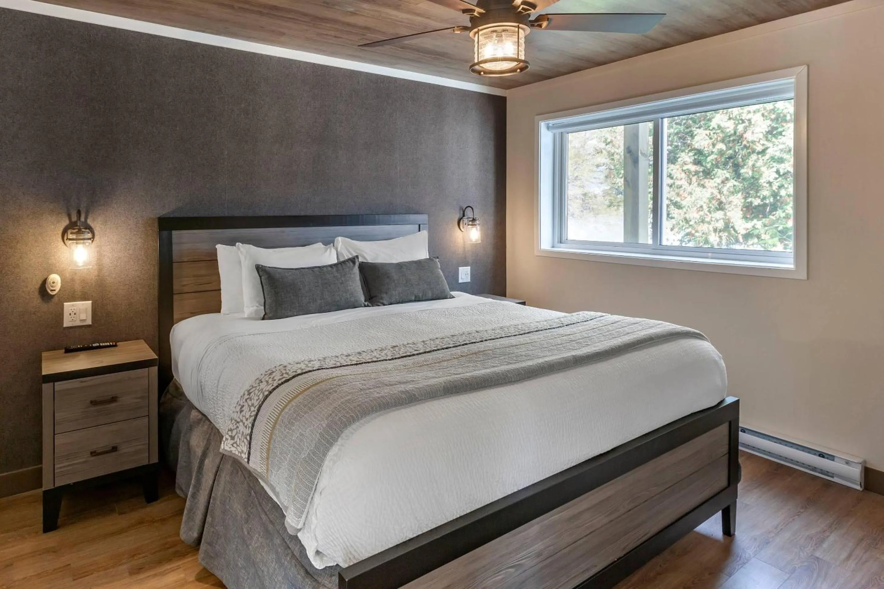 Bedroom, Bed in Bayview Wildwood Resort, an Ascend Collection Resort