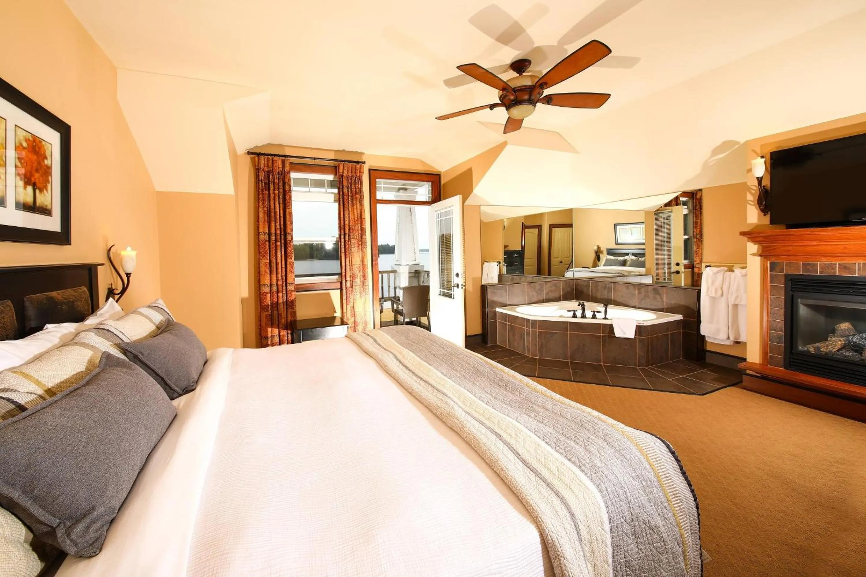 Bedroom, Bed in Bayview Wildwood Resort, an Ascend Collection Resort