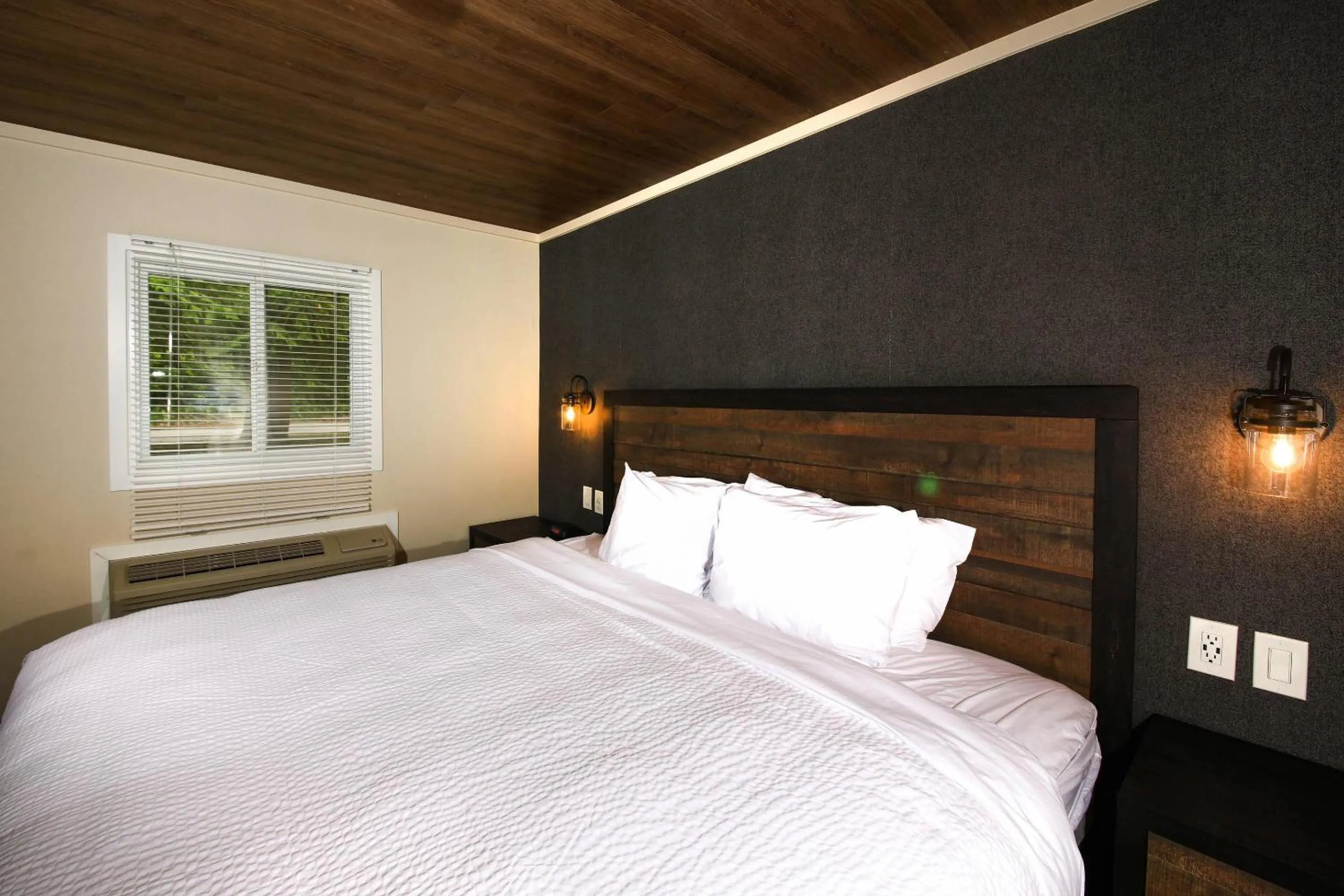 Bedroom, Bed in Bayview Wildwood Resort, an Ascend Collection Resort