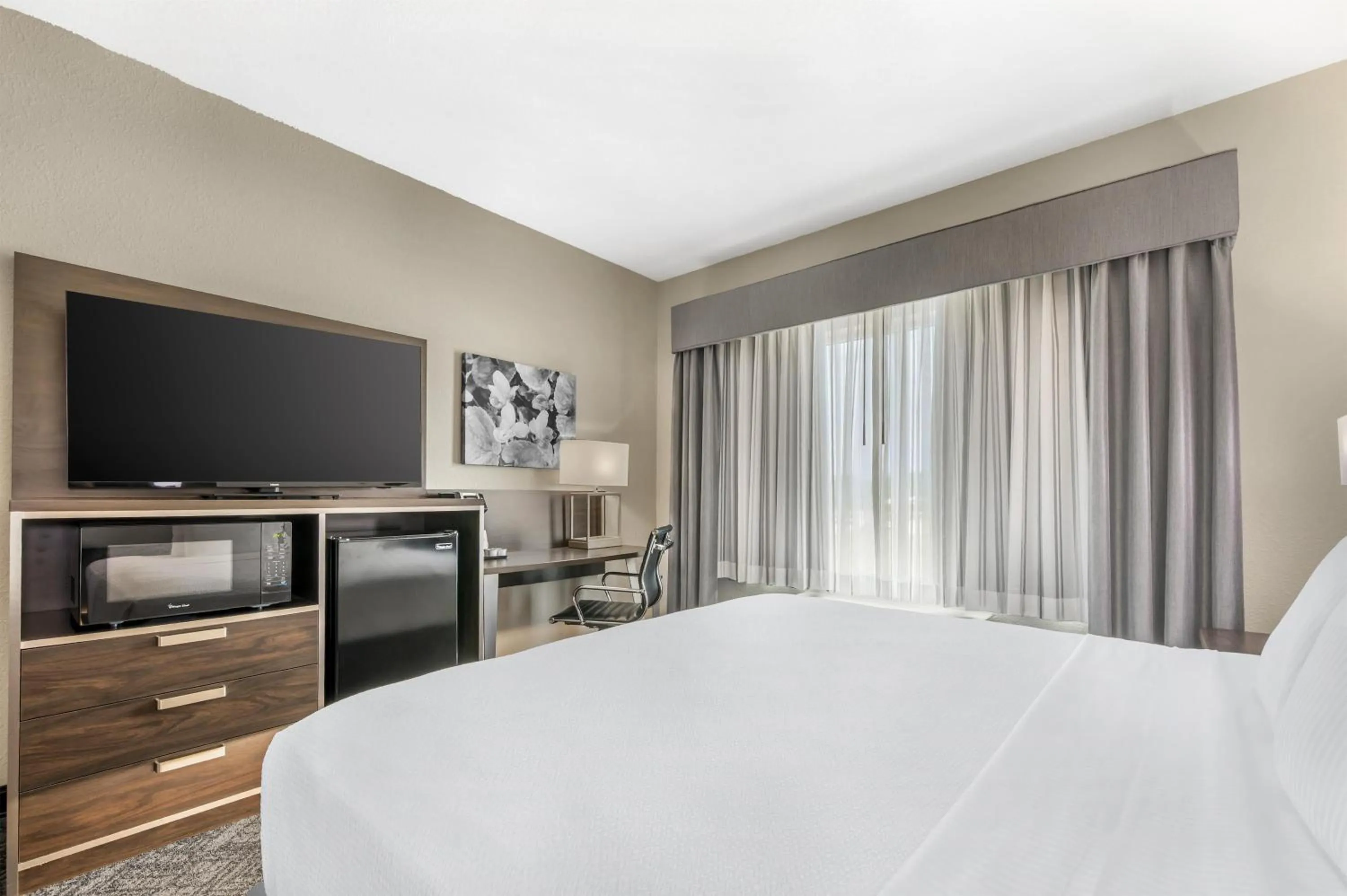 Bedroom, Bed in Best Western Plus Parkside Inn & Suites