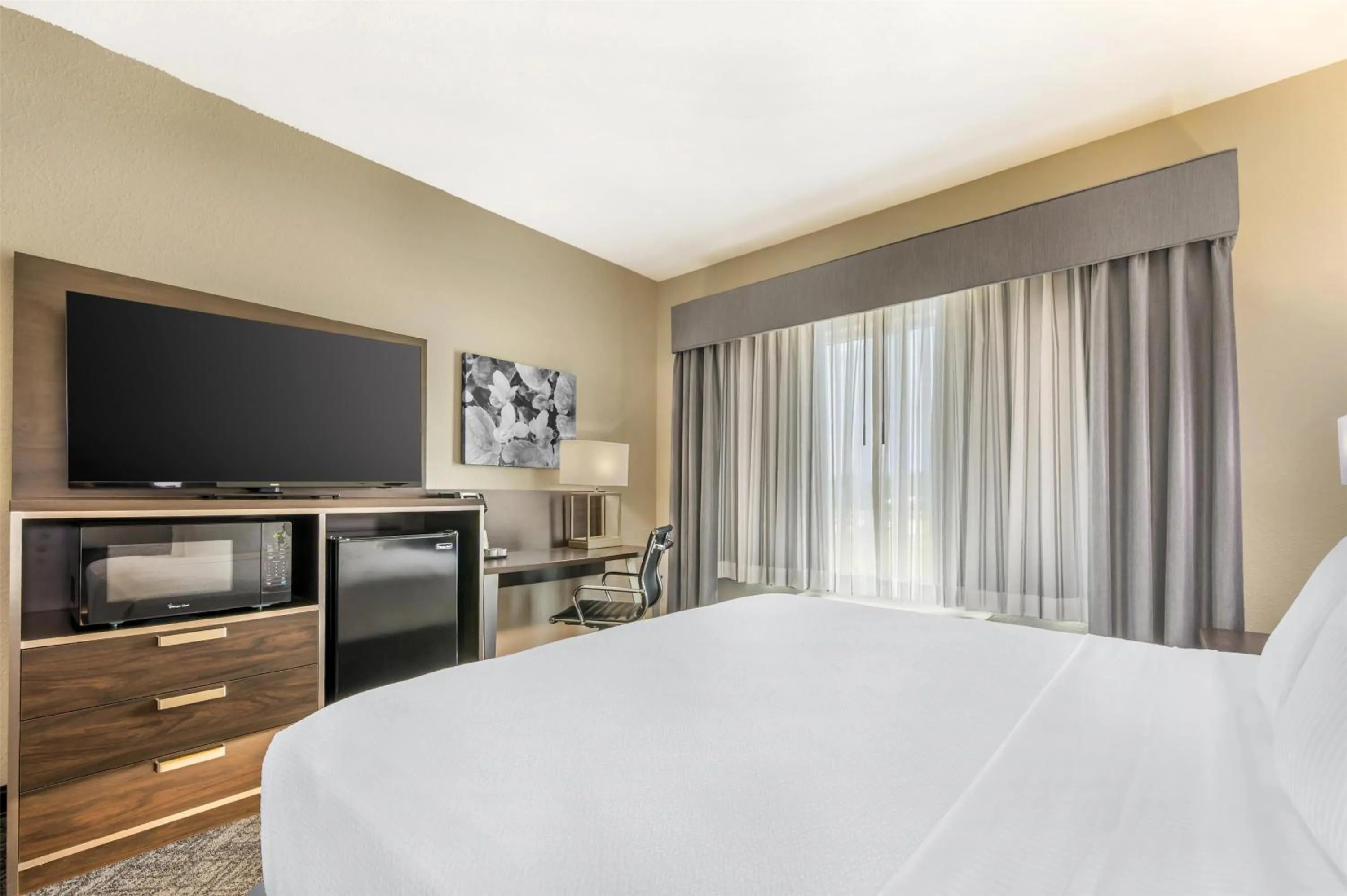 Bedroom, Bed in Best Western Plus Parkside Inn & Suites