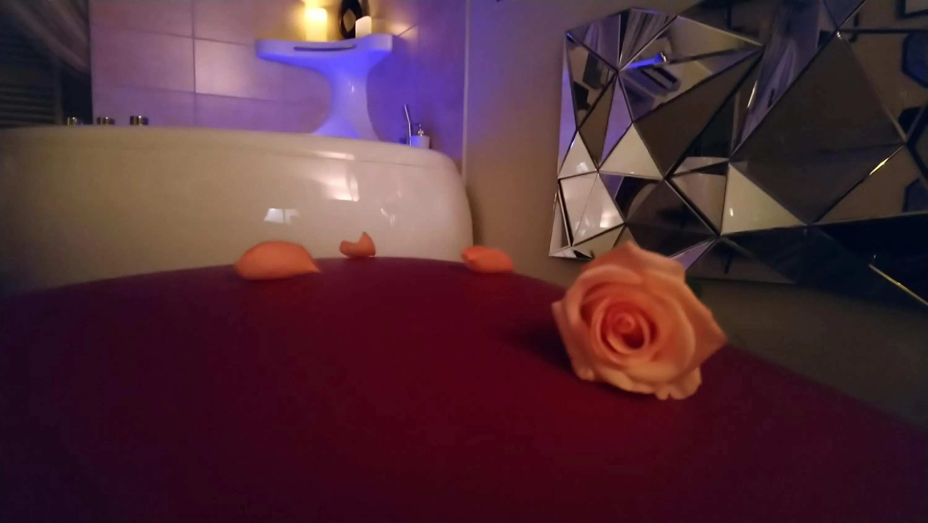 Hot Tub, Bed in Plgfe - Maison d'hôtes EPICUROOMS - Suites romantiques 5 étoiles