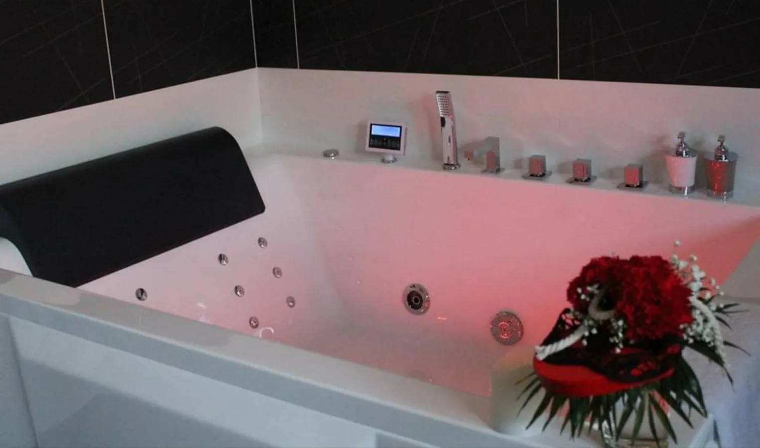 Hot Tub in Plgfe - Maison d'hôtes EPICUROOMS - Suites romantiques 5 étoiles